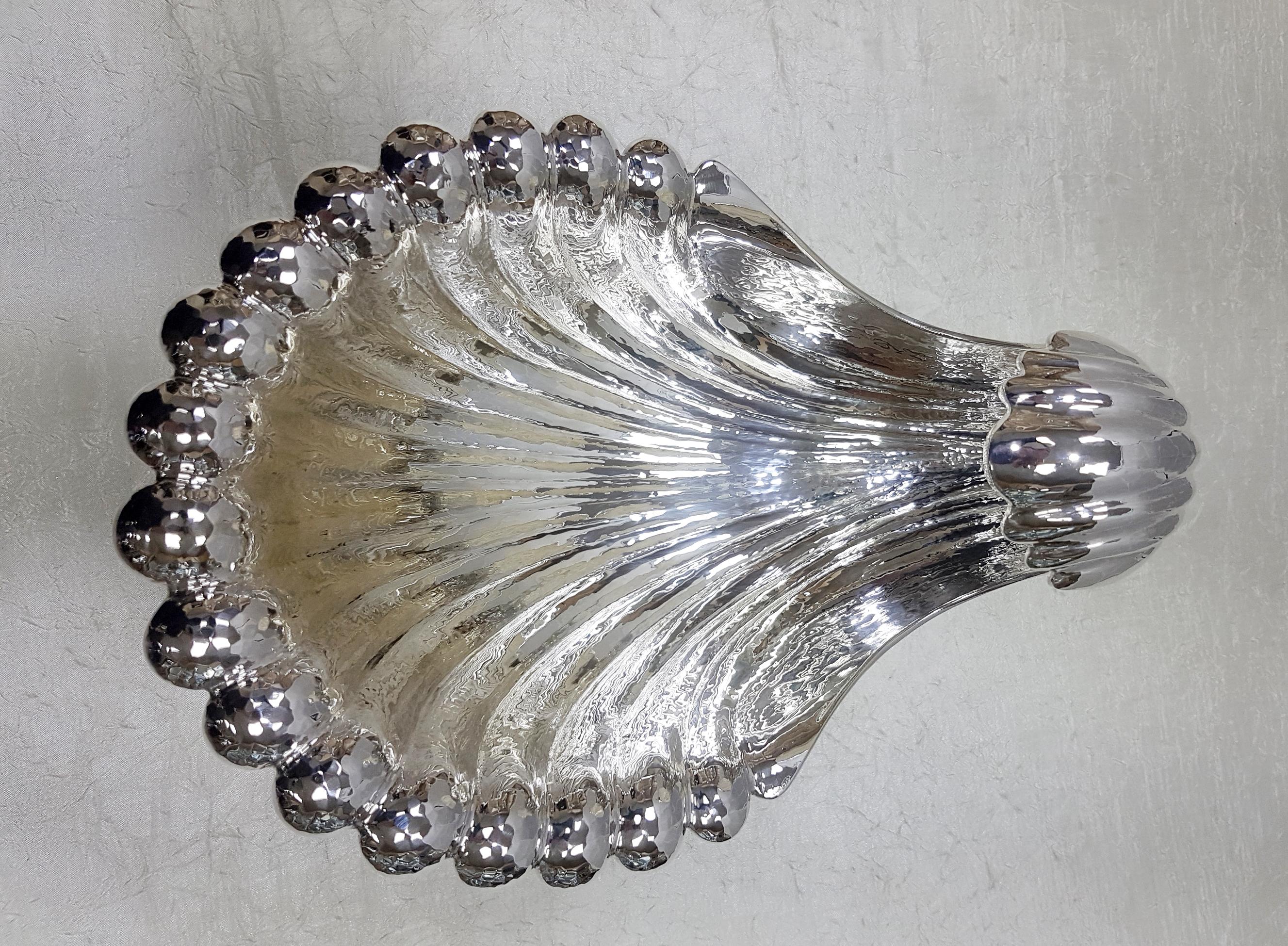 Pieza central de plata de ley italiana del siglo XX en forma de concha con base Otro en venta
