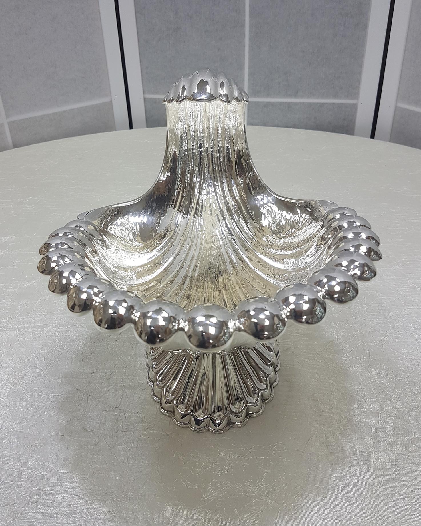 Hand-Crafted 20th Century Italian Sterling Silver Centre-Piece Shell-Shaped with Base For Sale