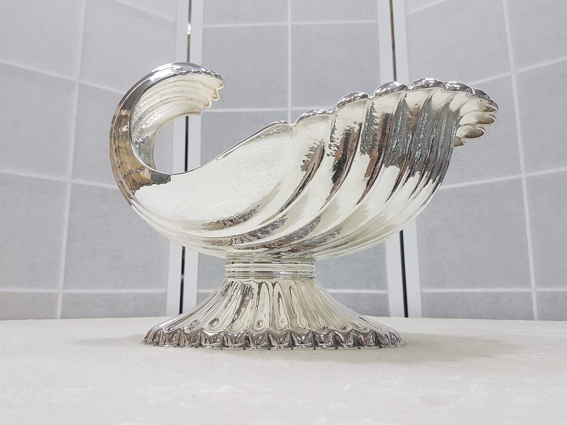 20th Century Italian Sterling Silver Centre-Piece Shell-Shaped with Base In Excellent Condition For Sale In VALENZA, IT