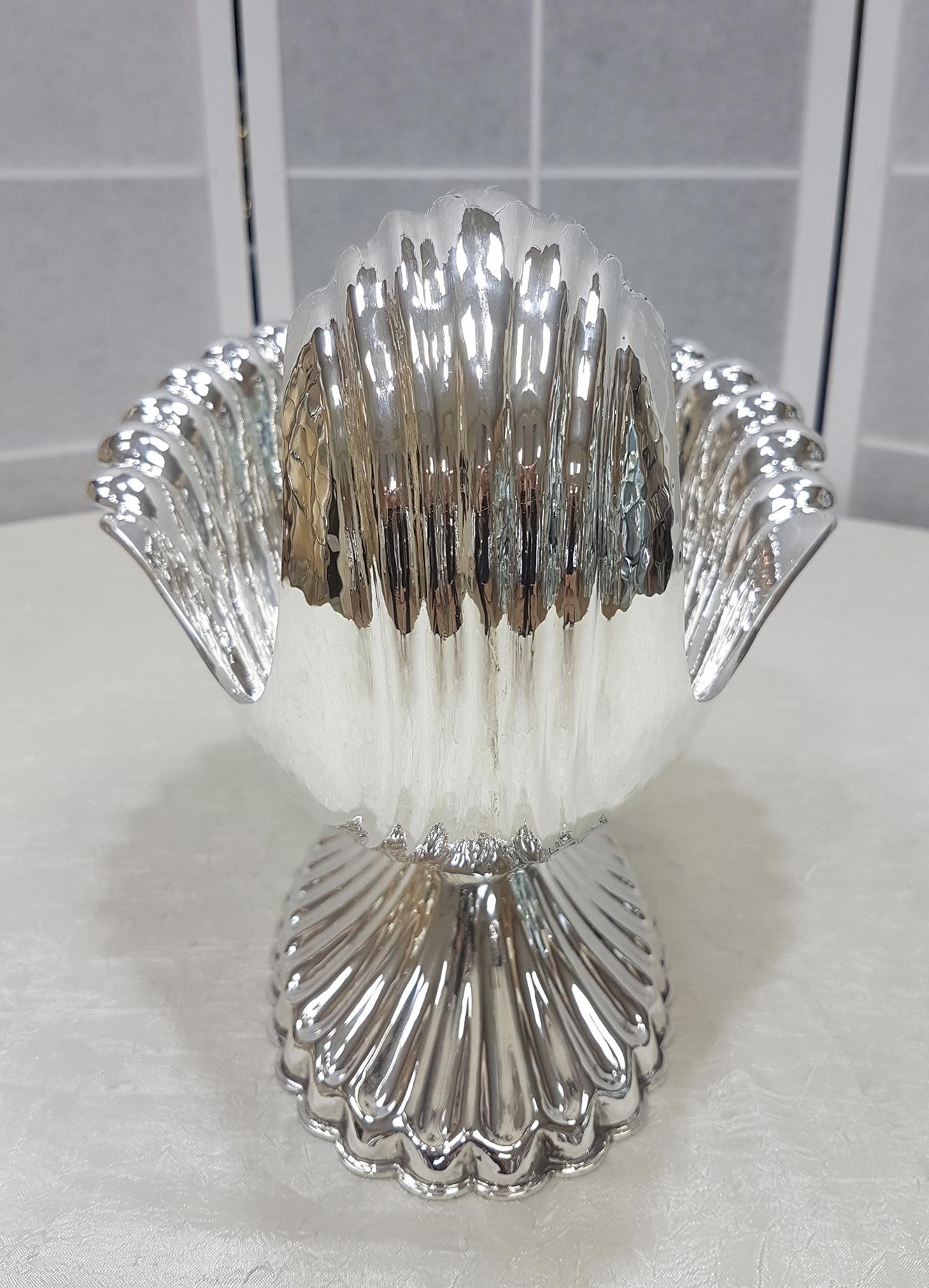 Late 20th Century 20th Century Italian Sterling Silver Centre-Piece Shell-Shaped with Base For Sale