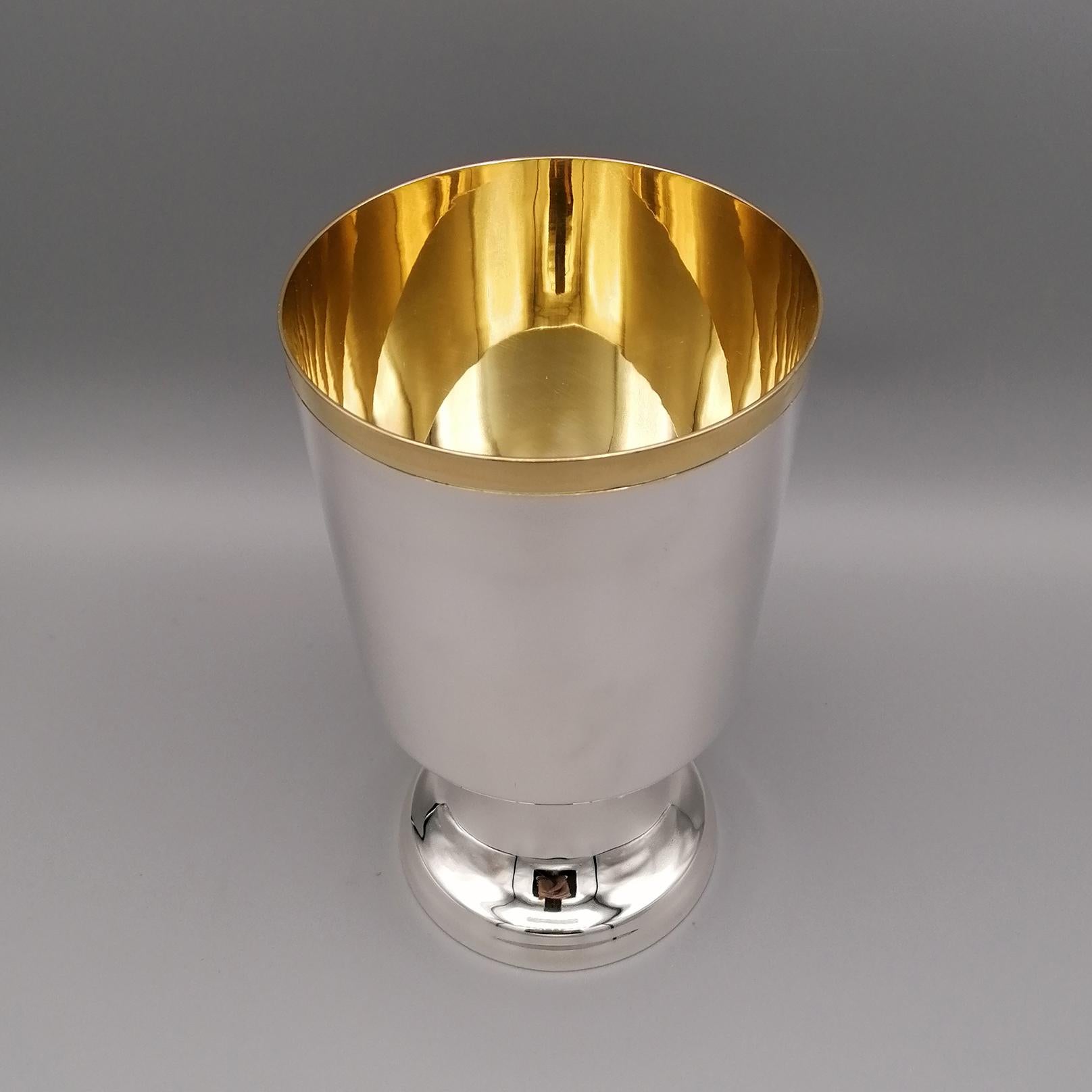 Konisch geformter Kelch aus Sterlingsilber mit Sockel.
Der Körper ist völlig glatt und glänzend, während die abnehmbare Tasse 24kt Gold ist

Das italienische Tafelsilber, das bereits auf eine jahrhundertealte Tradition zurückblicken kann, erlebte im