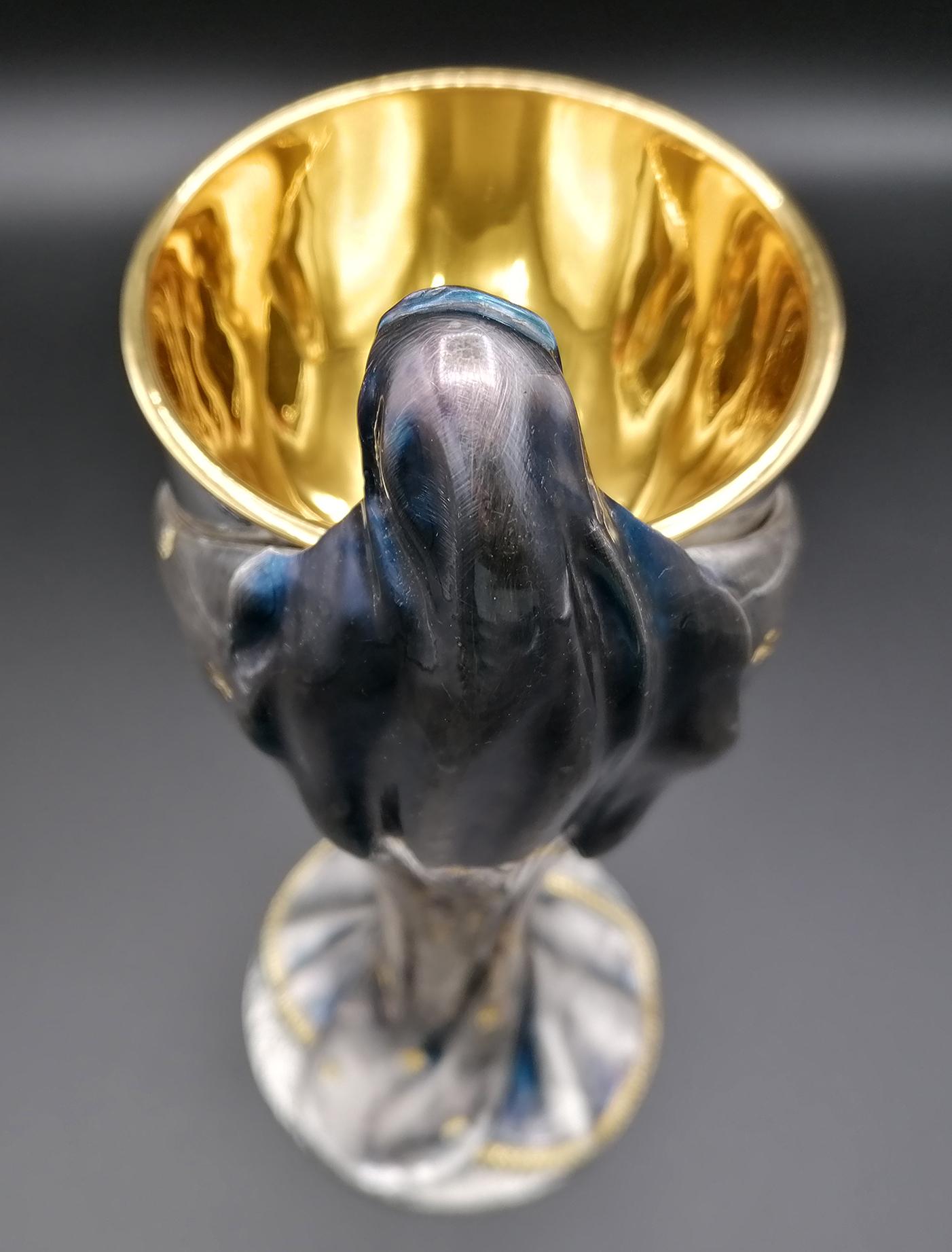 Argento 925 Calice italiano del XX secolo in argento sterling con la Vergine Maria che avvolge la coppa in vendita