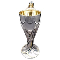 Cáliz italiano del siglo XX de plata de ley con la Virgen María envolviendo la copa