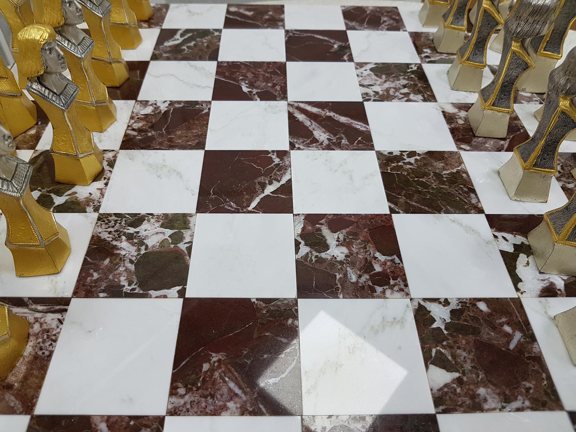 Planche d'échecs italienne du 20ème siècle en argent sterling, jaspe rouge de jeu d'échecs, marbre en vente 3