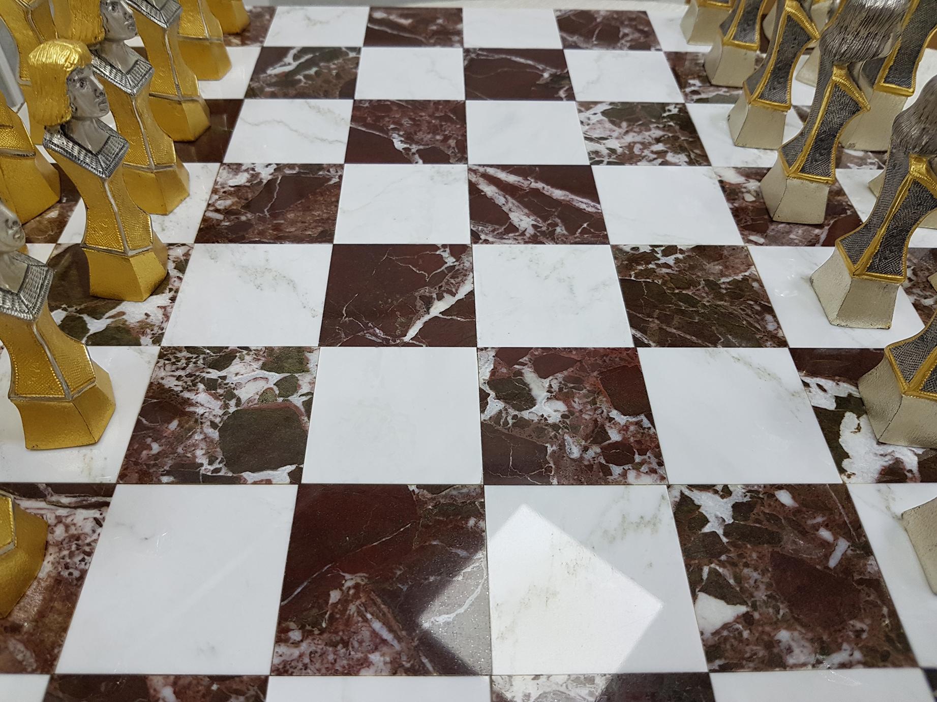 Siglo XX Tablero de ajedrez italiano de plata de ley, juego de ajedrez jaspe rojo, mármol en venta 3