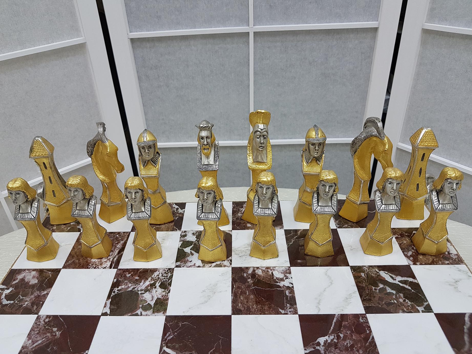 Siglo XX Tablero de ajedrez italiano de plata de ley, juego de ajedrez jaspe rojo, mármol Italiano en venta