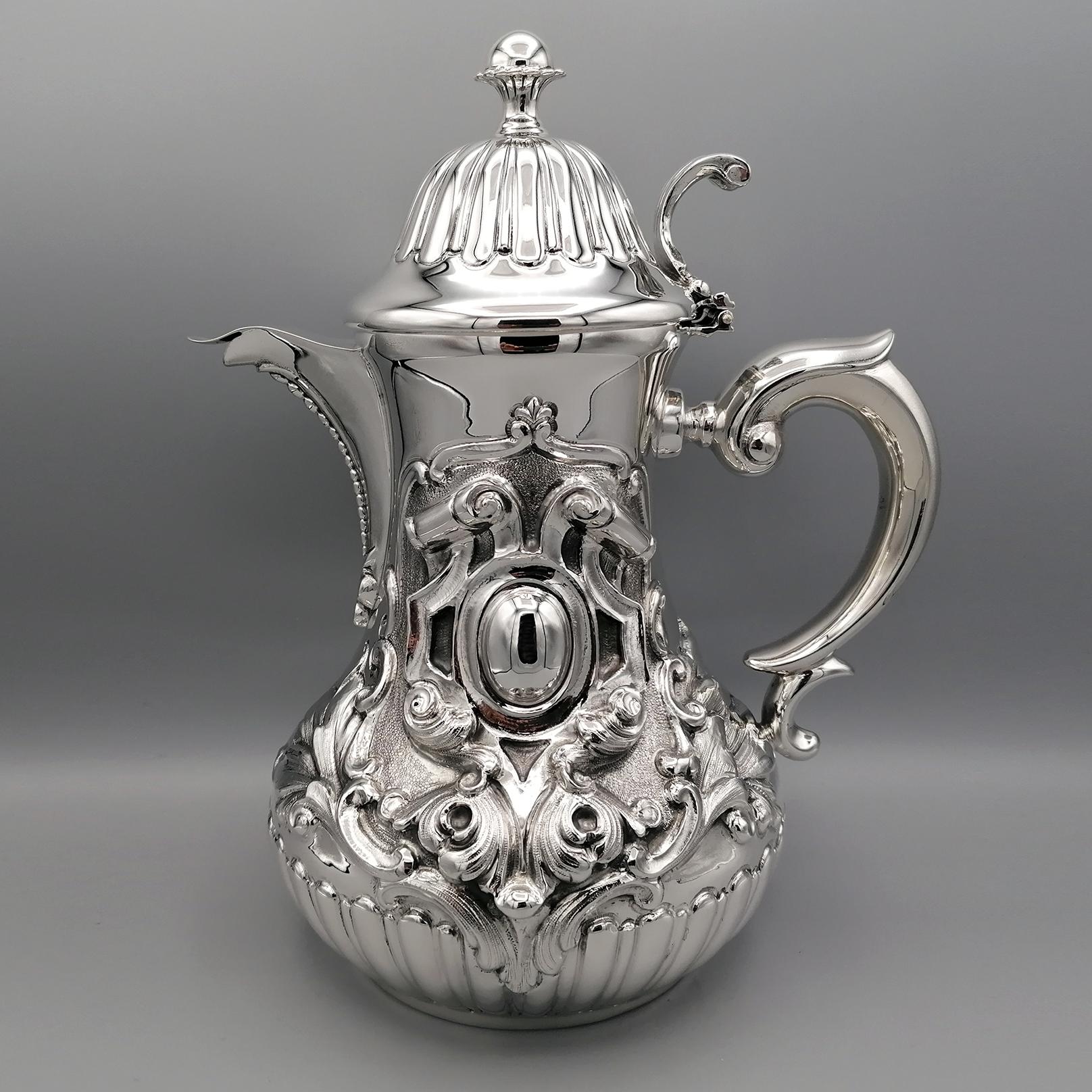 Pot à chocolat en argent sterling de style baroque. 
L'objet a été entièrement fabriqué à la main en Italie par l'orfèvre Lorenzo Ferrari qui avait son laboratoire à Milan, via XXV Aprile. 
Le corps, dans la partie centrale et supérieure, a été