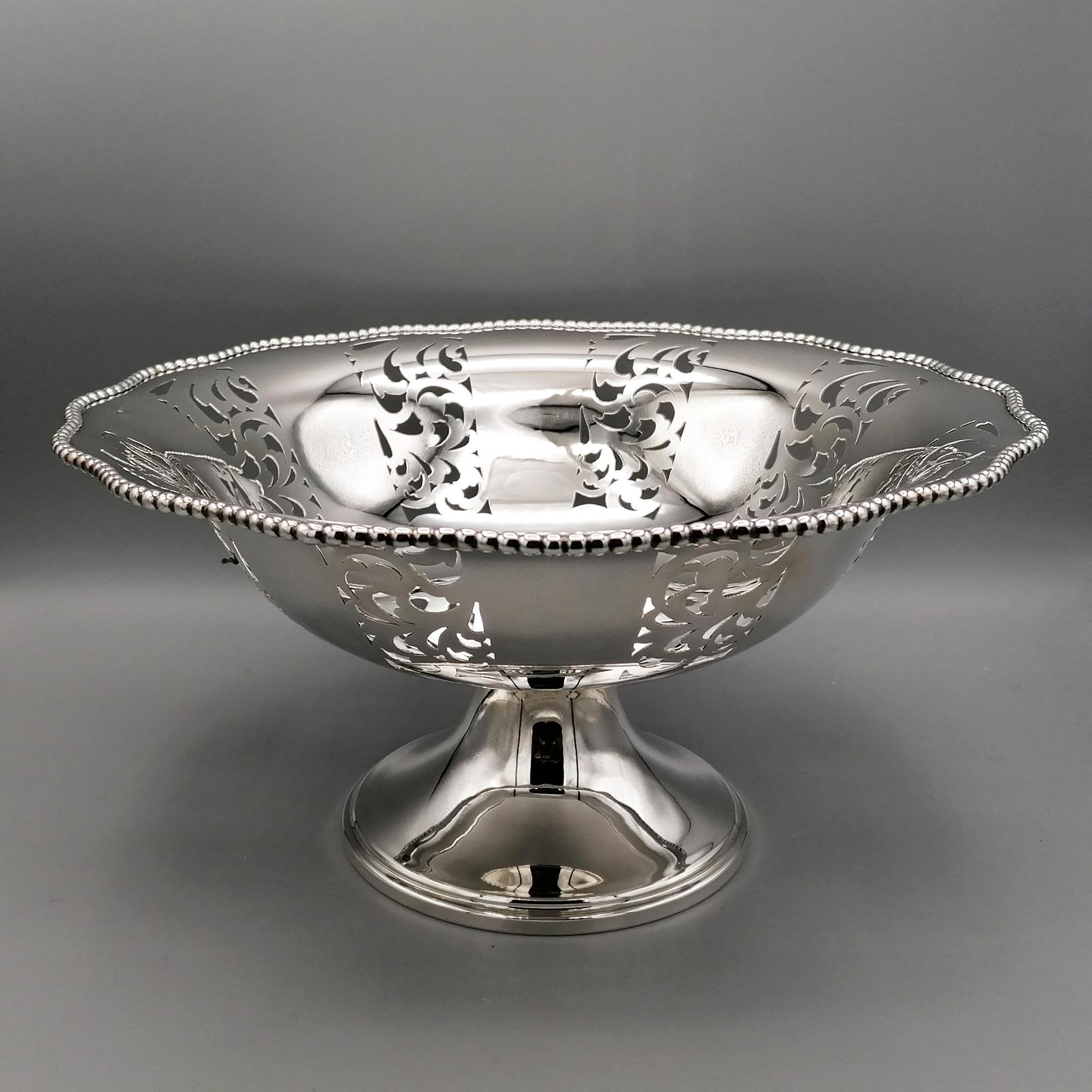 Centerpiece with sterling silver base.
The base is round and smooth while the bowl has been shaped and fretworked by hand with volutes.
A beaded border has been welded to the wavy edge.
Object very simple to the eye, easily colocabile in any type of