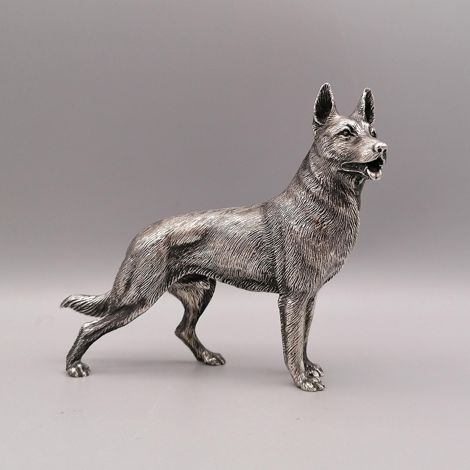Sculpture italienne du 20ème siècle en argent sterling d'un chien de berger allemand en vente 3