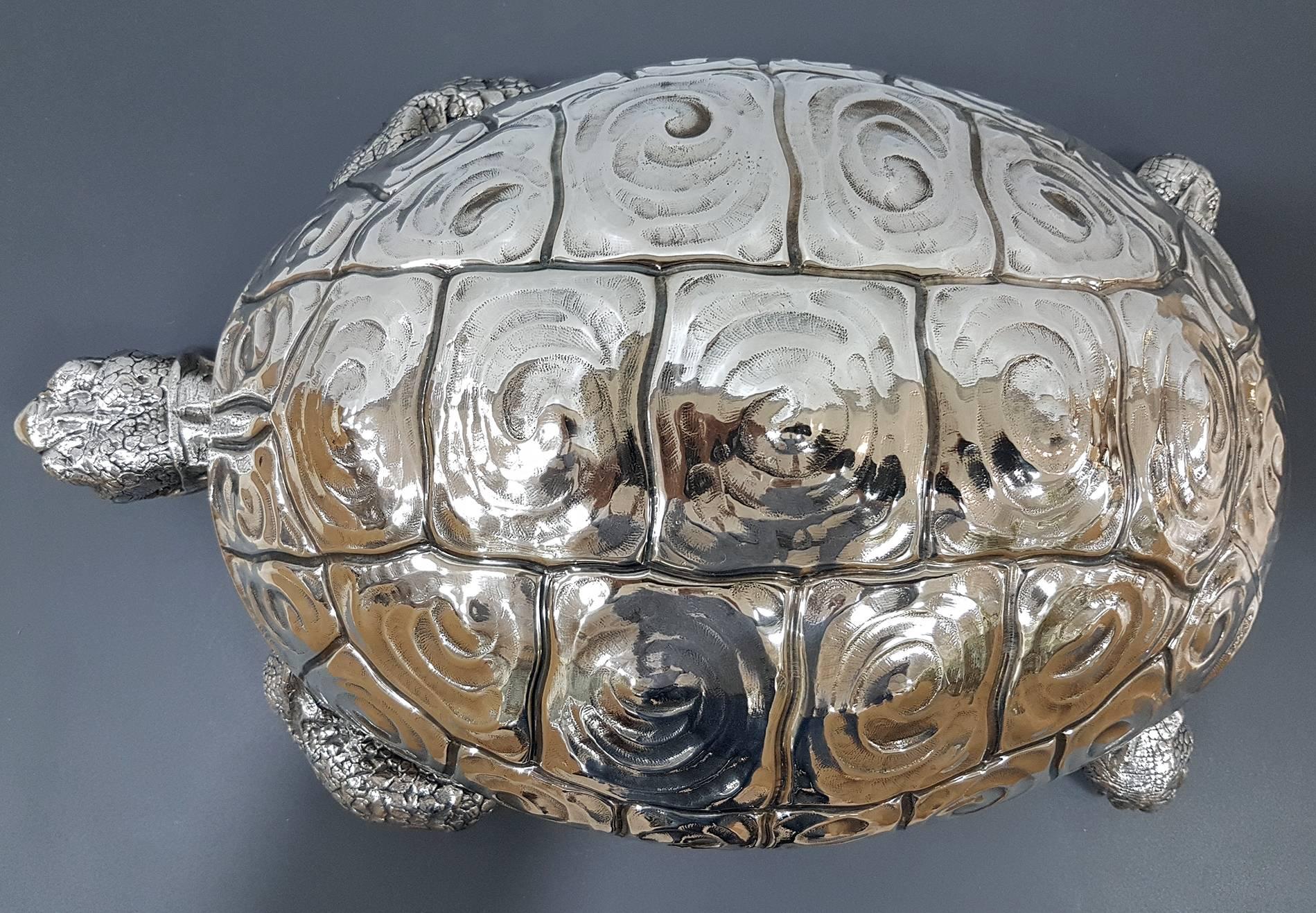 Sterling silver turtle box with a hinged lid, completely handmade with a chisel and embossed finish.
The other parts as the front, legs and tail are made of casting with a chisel finishing and subsequently burnished and joined to the sterling