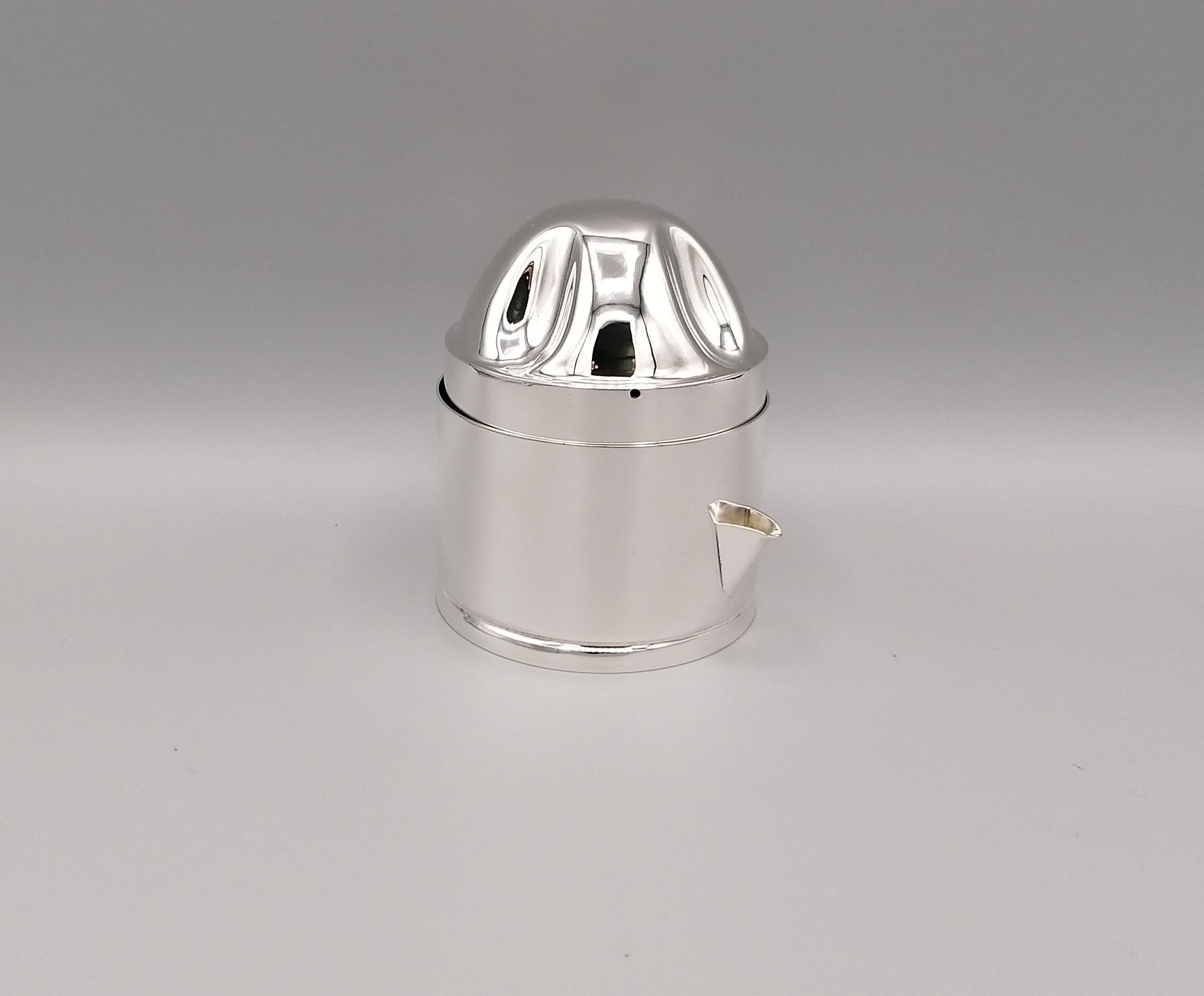 This item is not very easy to find in sterling silver. The citrus juicer was made completely by hand starting from the raw 925 silver sheet.
The body shape is cylindrical and smooth.
From about half the surface, the body of the citrus juicer was