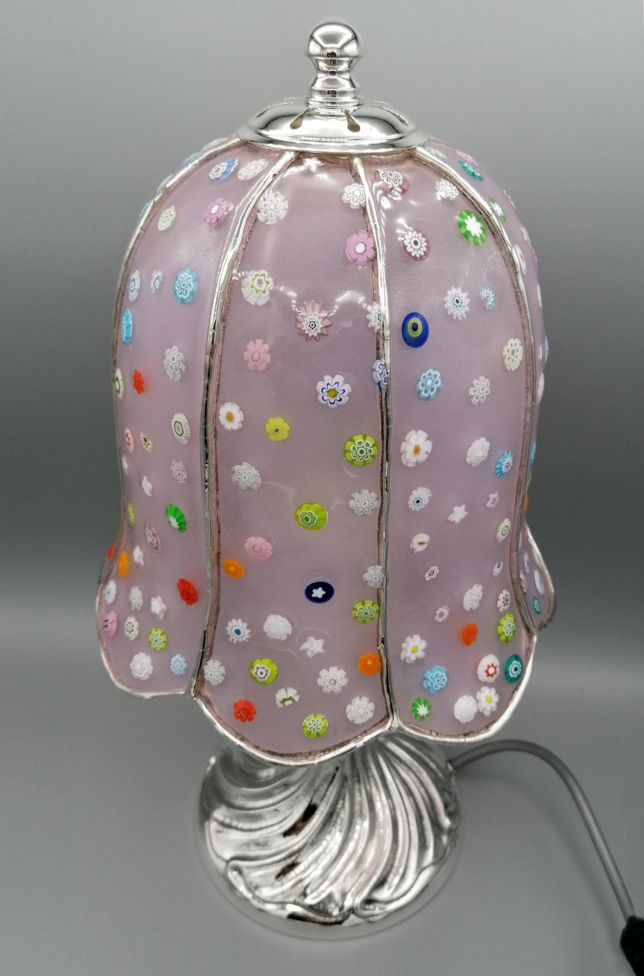Lampe mit Stiel aus massivem Sterlingsilber, von Hand geprägt und gemeißelt, mit einem Torchon-Motiv.

Der Hut wurde in Venedig auf der Insel Murano mit der 