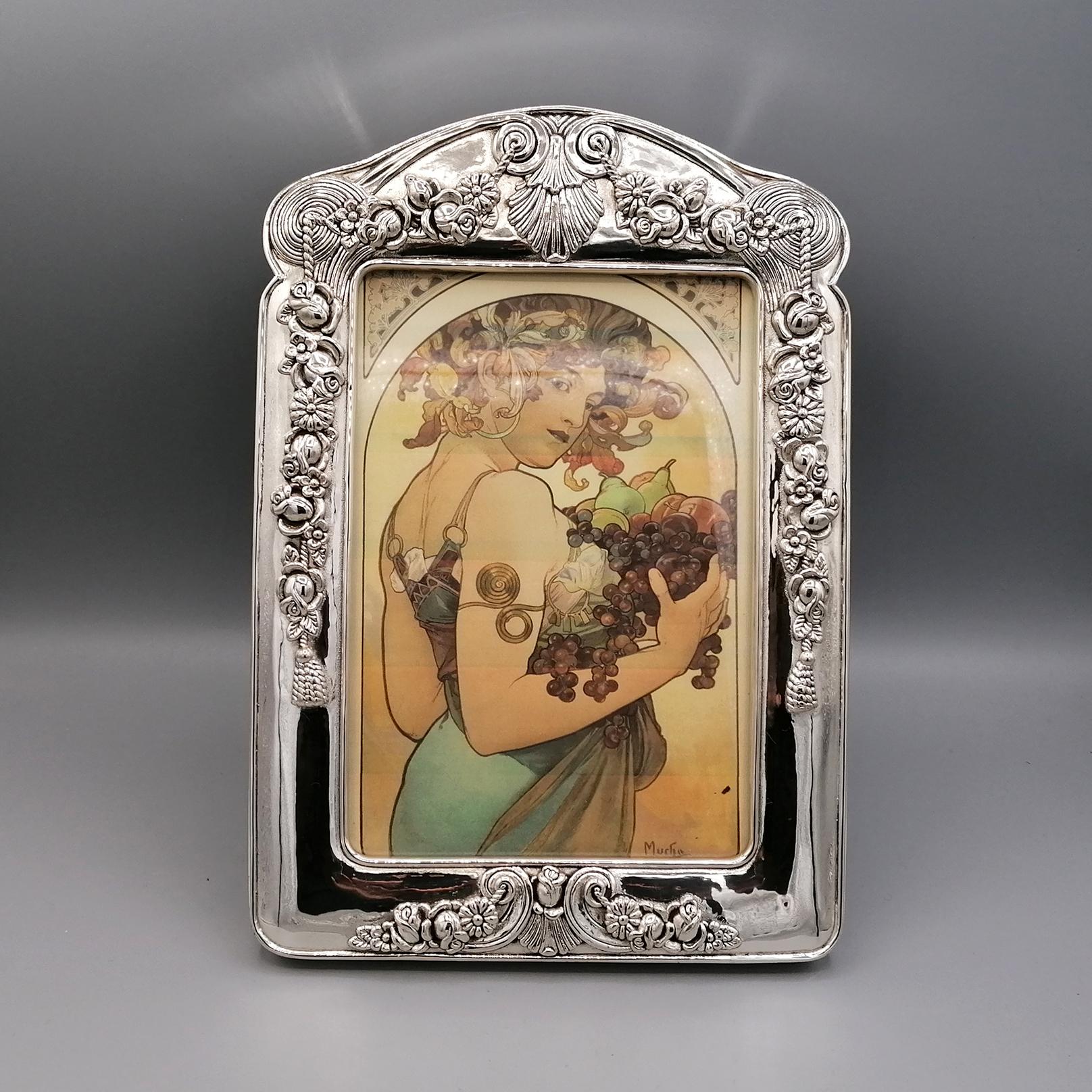 Mit dem Wachsausschmelzverfahren hergestellter Silberrahmen.
Der Rahmen ist im Jugendstil gehalten und das nachweisbare Gewicht ist bis auf die hölzerne Rückseite ganz in Silber.
Die Dekoration besteht aus Blumen, Früchten und Blättern, typisch