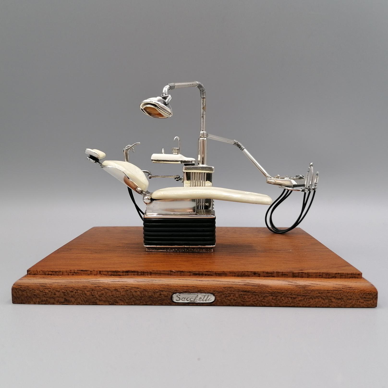 Miniature dentist station in solid sterling silver. 
The miniature is finished in all its details, such as the various drills with their rubber cables, lamp, compressor and sink and the cup for rinsing.
Some parts have been hand-enameled in white