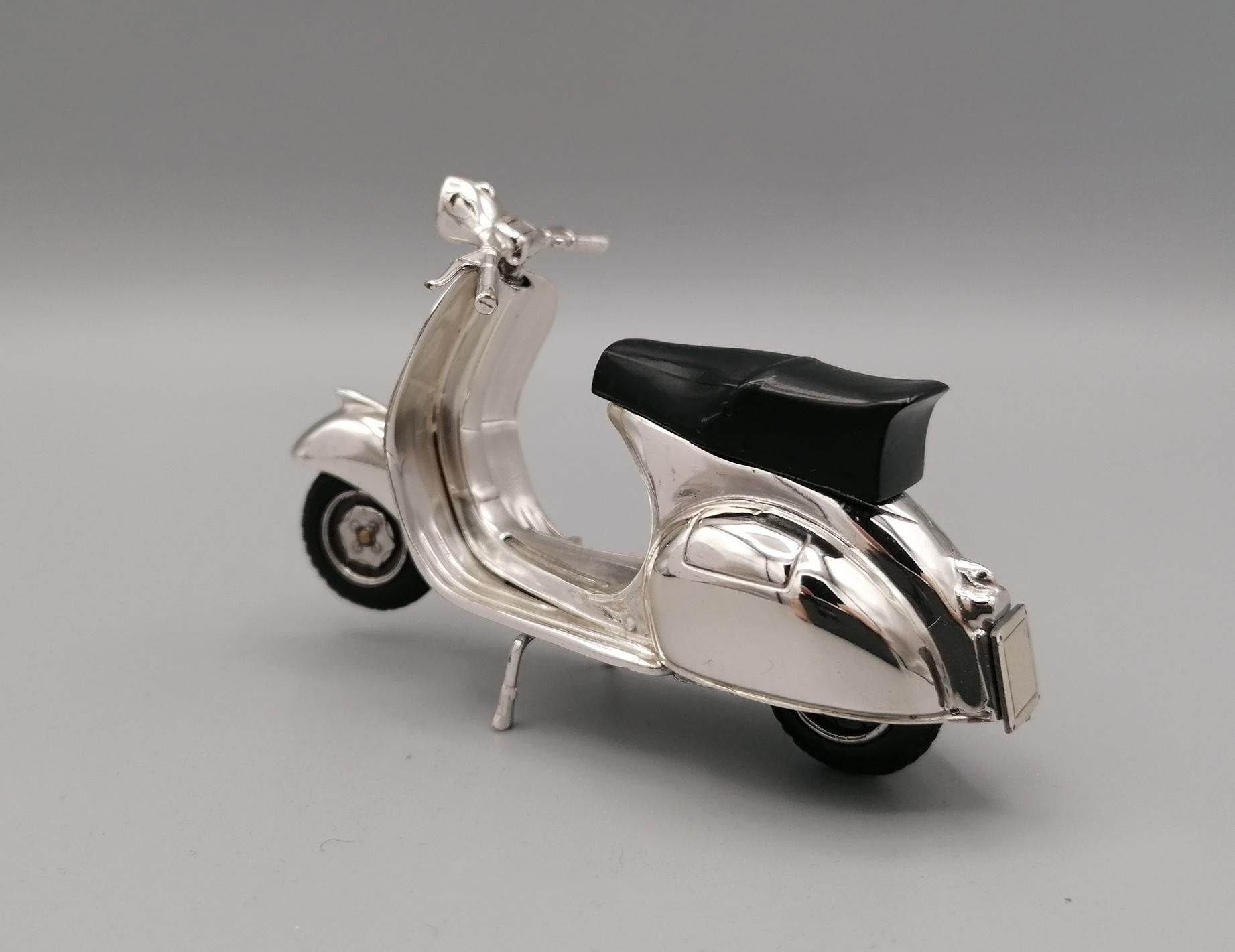 Miniature in sterling silver of the famous Vespa GS 150 produced by the Piaggio factory in pntedere - Italy - from 1955 to 1961.
The saddle is enameled in black while the tires are made of rubber.
Italian silverware, already with a centuries-old