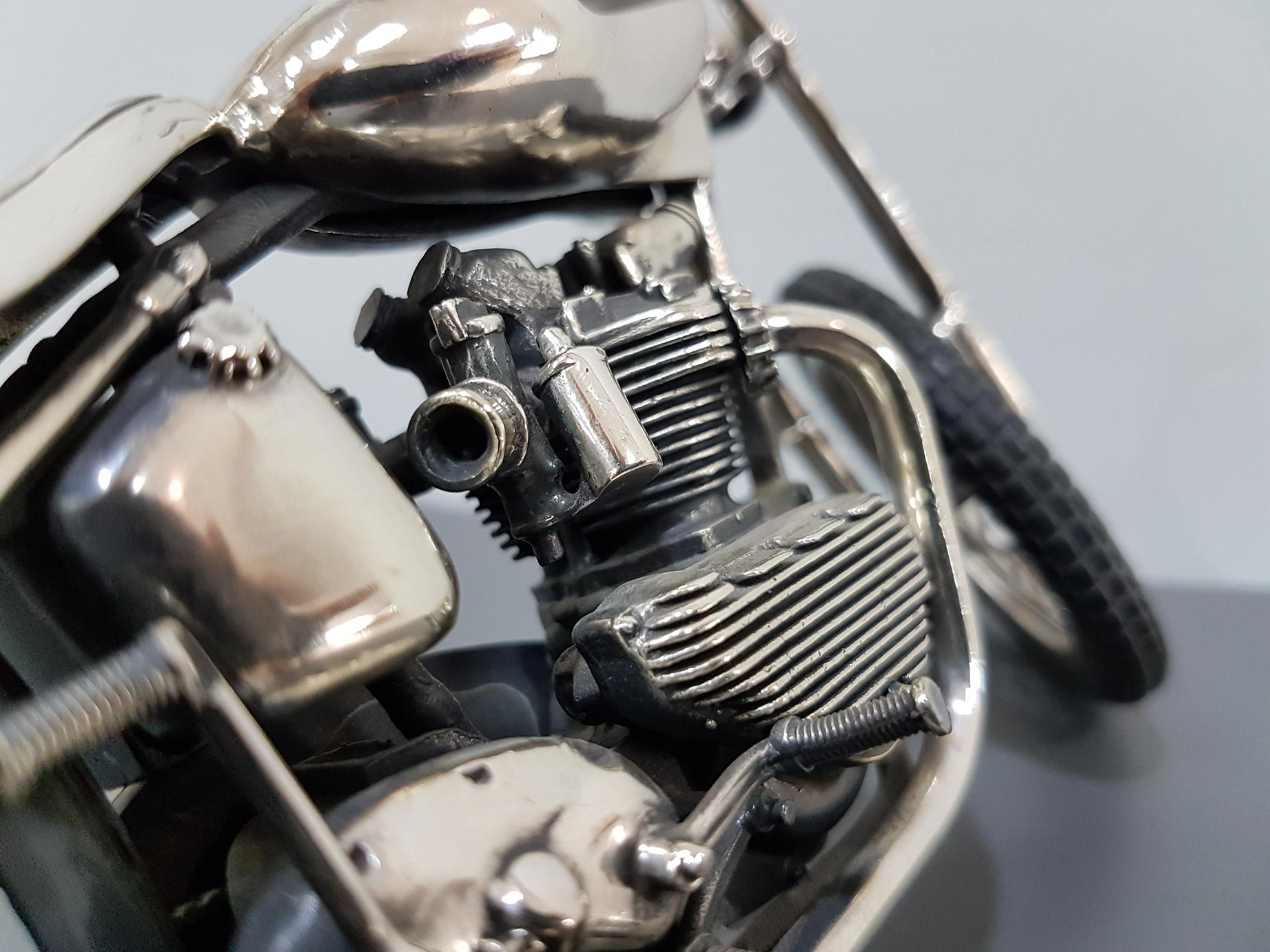 20. Jahrhundert Italienisch Sterling Silber Miniatur Triumph Motorrad Gummireifen im Angebot 5