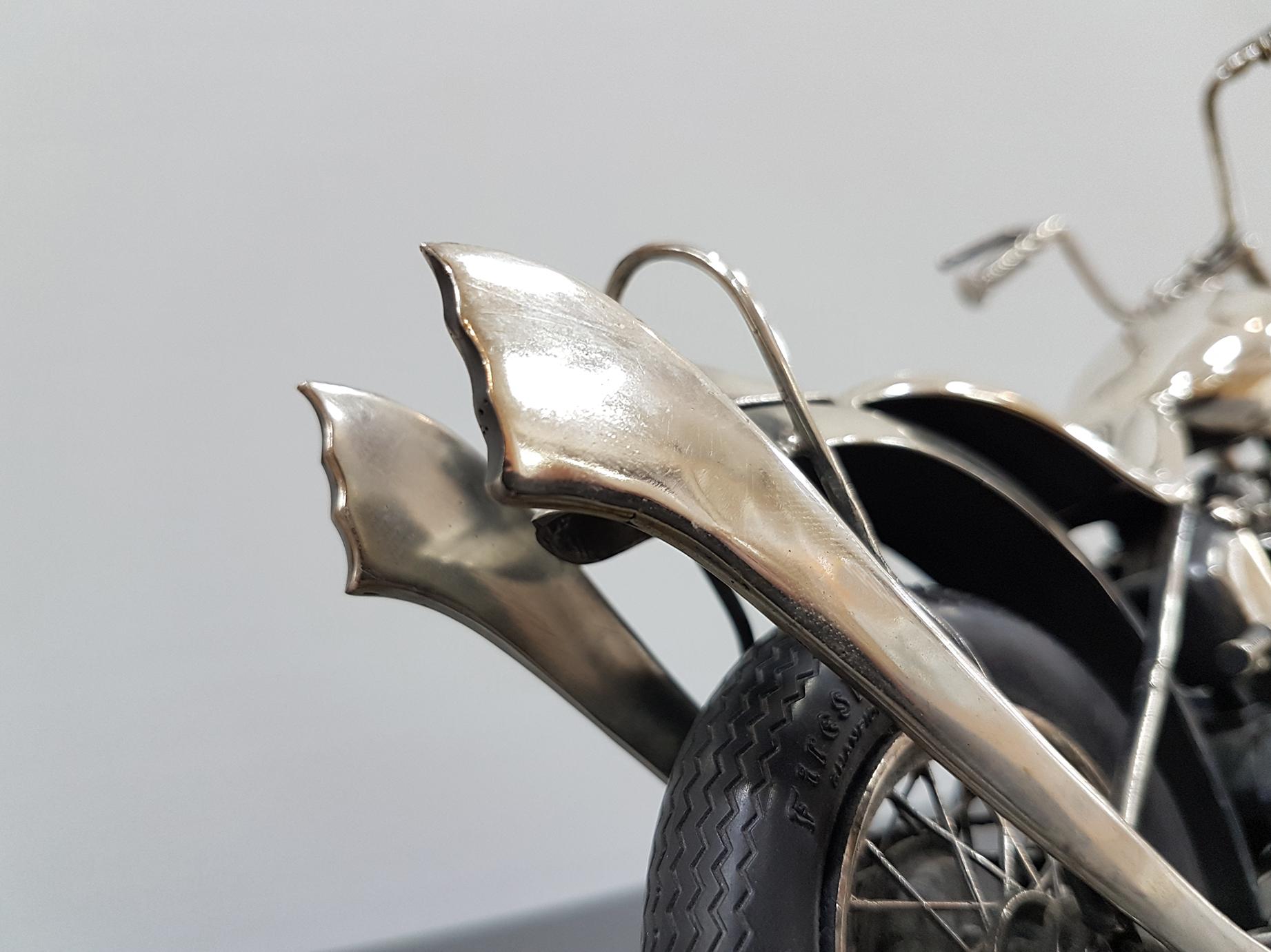 20. Jahrhundert Italienisch Sterling Silber Miniatur Triumph Motorrad Gummireifen im Angebot 6