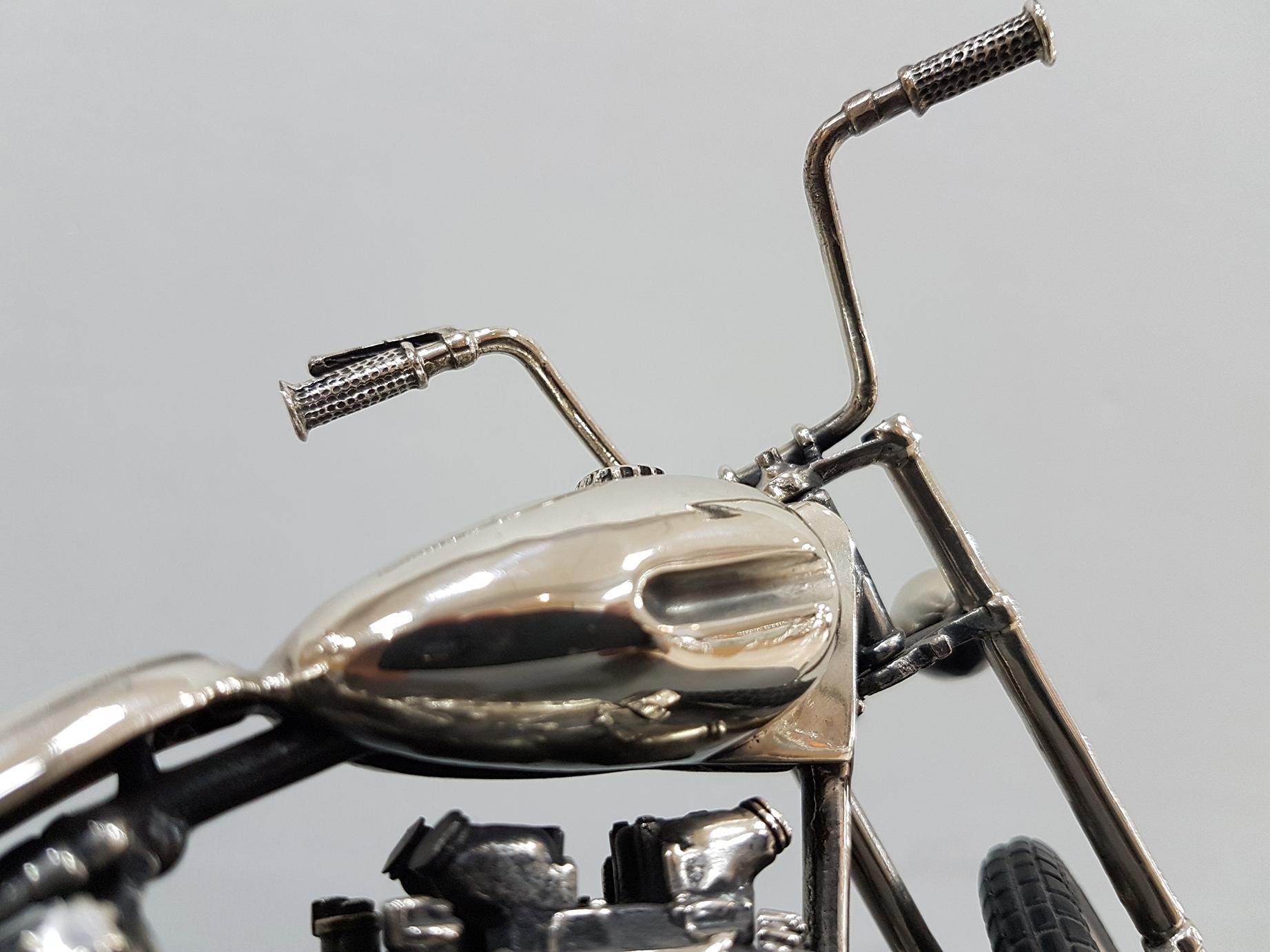 20. Jahrhundert Italienisch Sterling Silber Miniatur Triumph Motorrad Gummireifen im Angebot 7