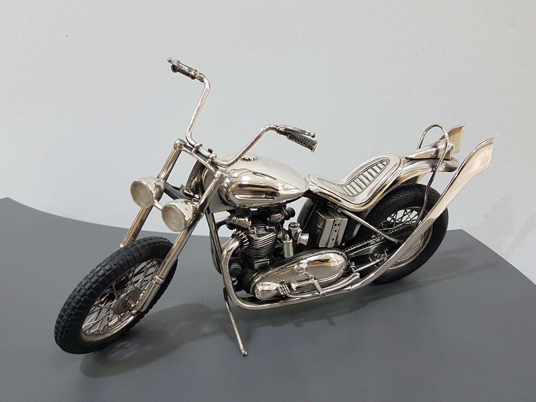 20. Jahrhundert Italienisch Sterling Silber Miniatur Triumph Motorrad Gummireifen im Angebot 9