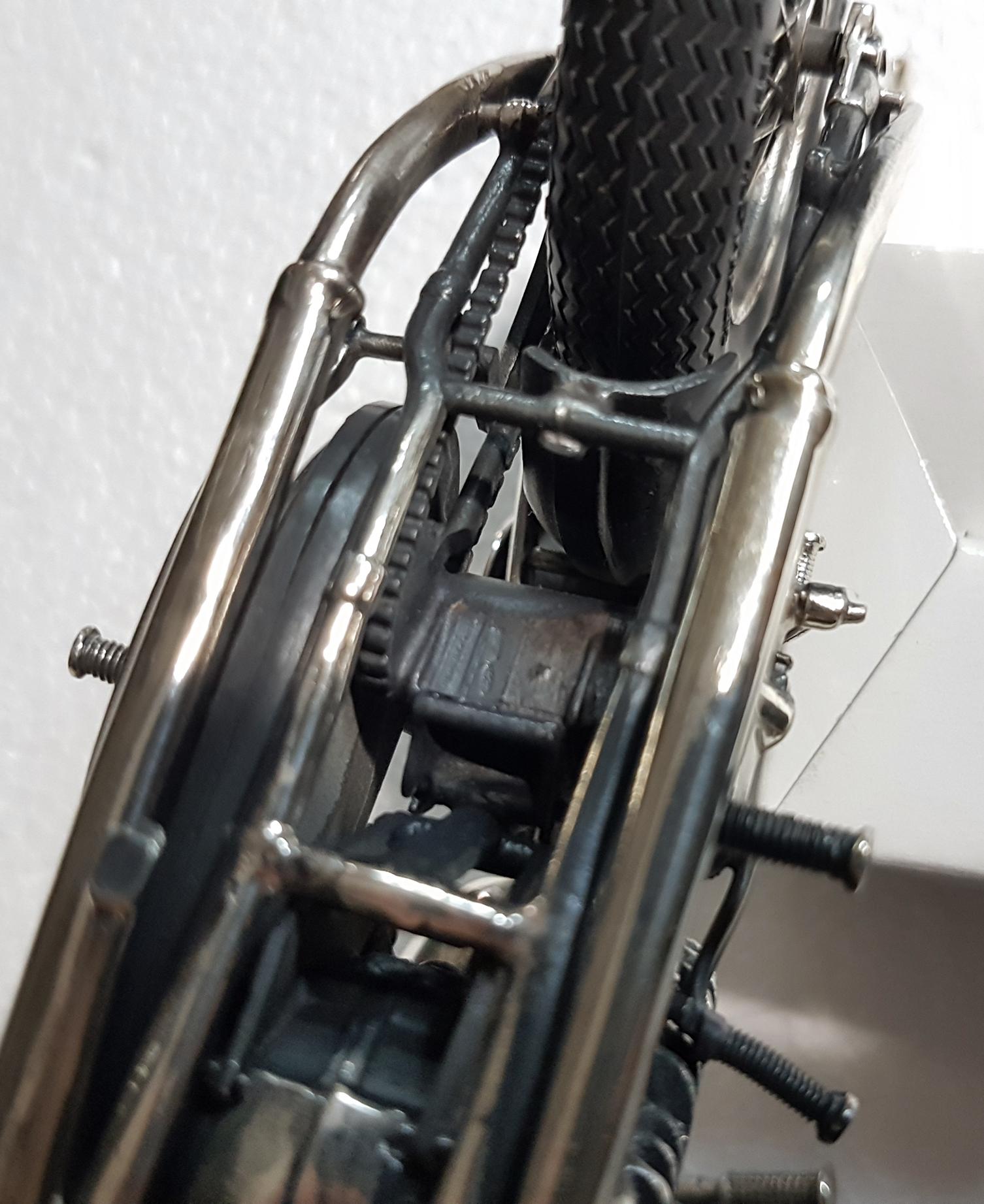 20. Jahrhundert Italienisch Sterling Silber Miniatur Triumph Motorrad Gummireifen im Angebot 11