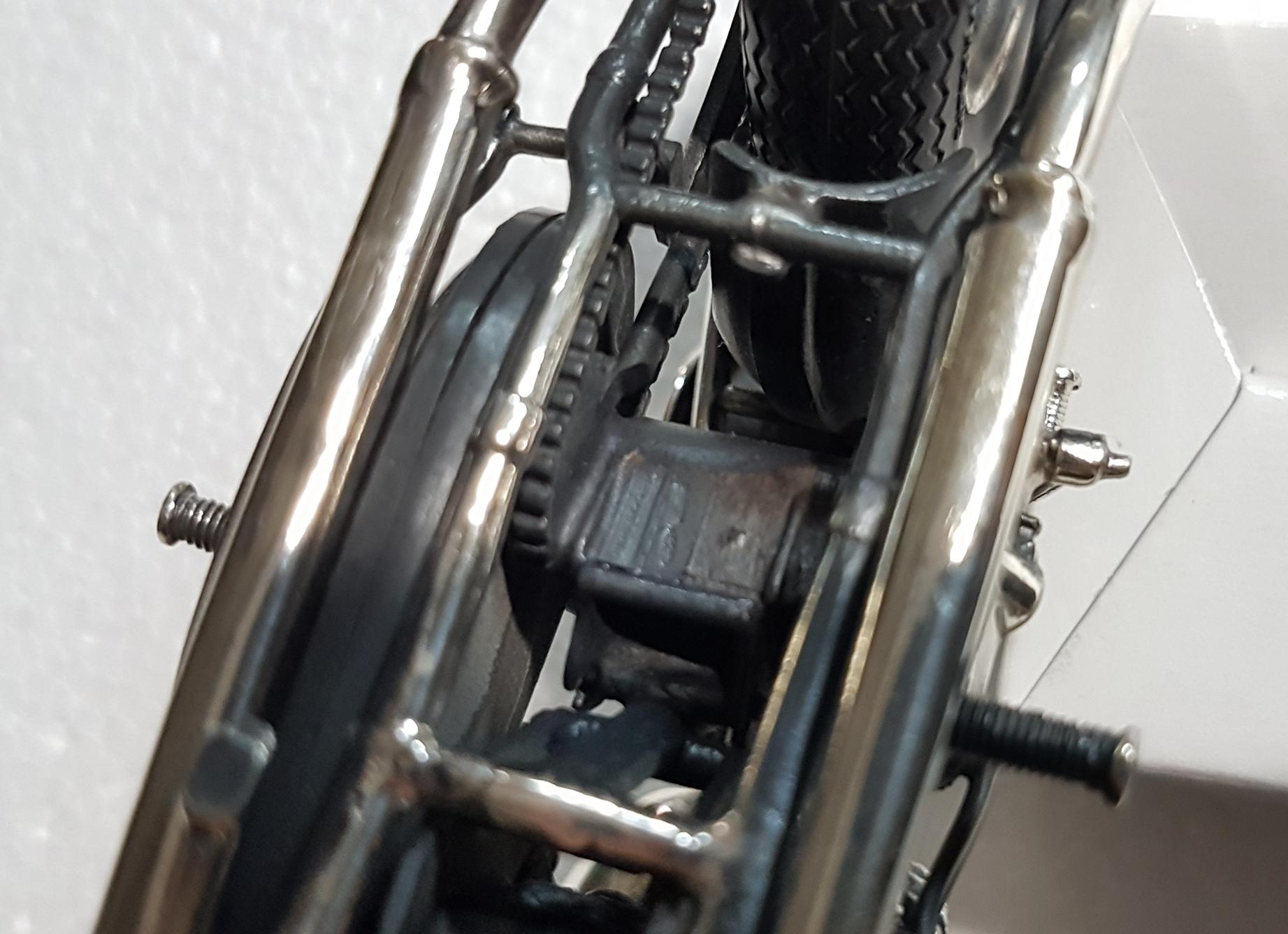 20. Jahrhundert Italienisch Sterling Silber Miniatur Triumph Motorrad Gummireifen im Angebot 12