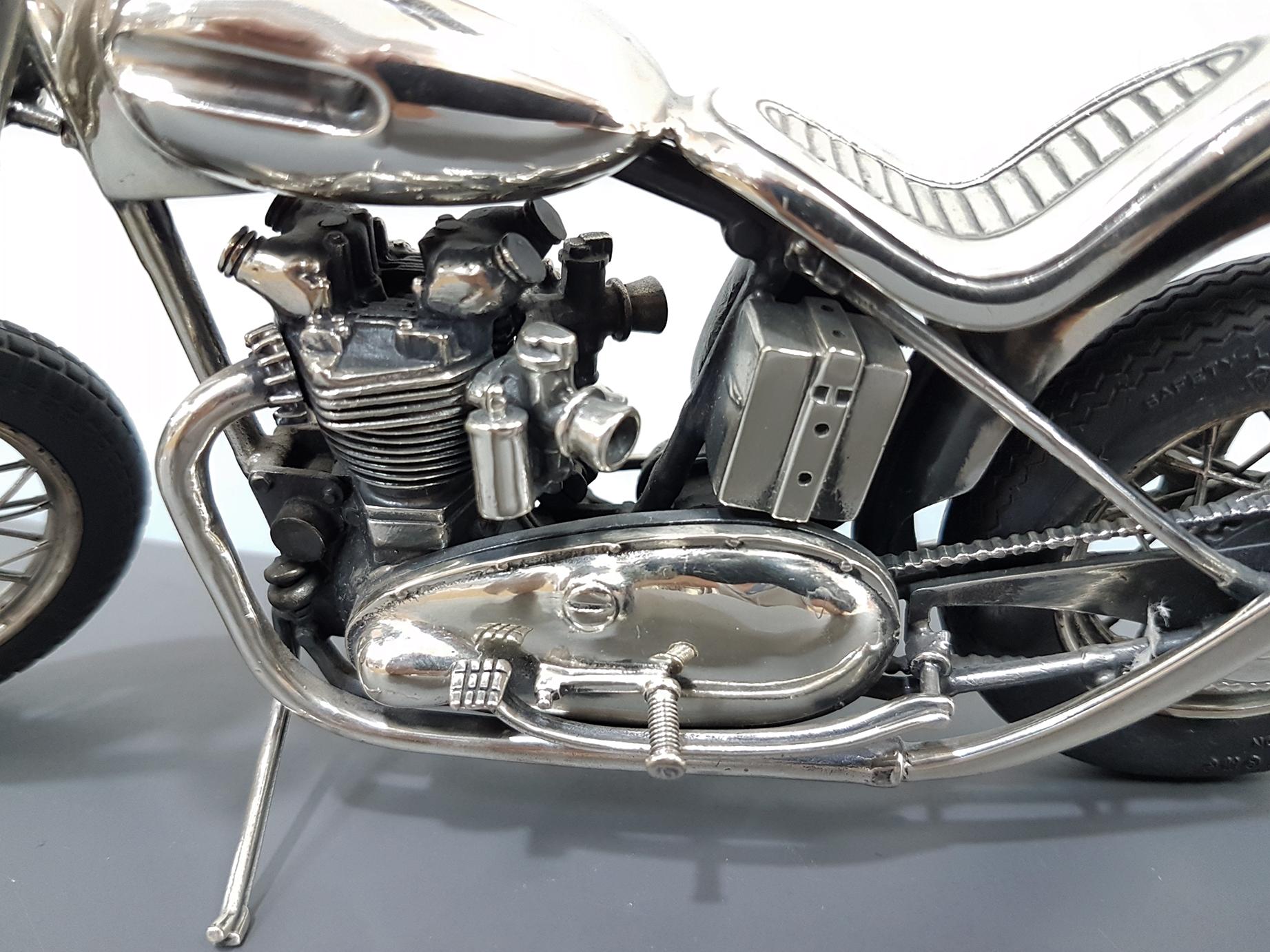 Vintage Triumph Custom Motorrad in Sterling Silber mit sehr detailgetreuer Wiedergabe.
Die Räder sind mit Speichen und Gummireifen
Vollständig handgefertigt und in Italien hergestellt

 757Gramm.