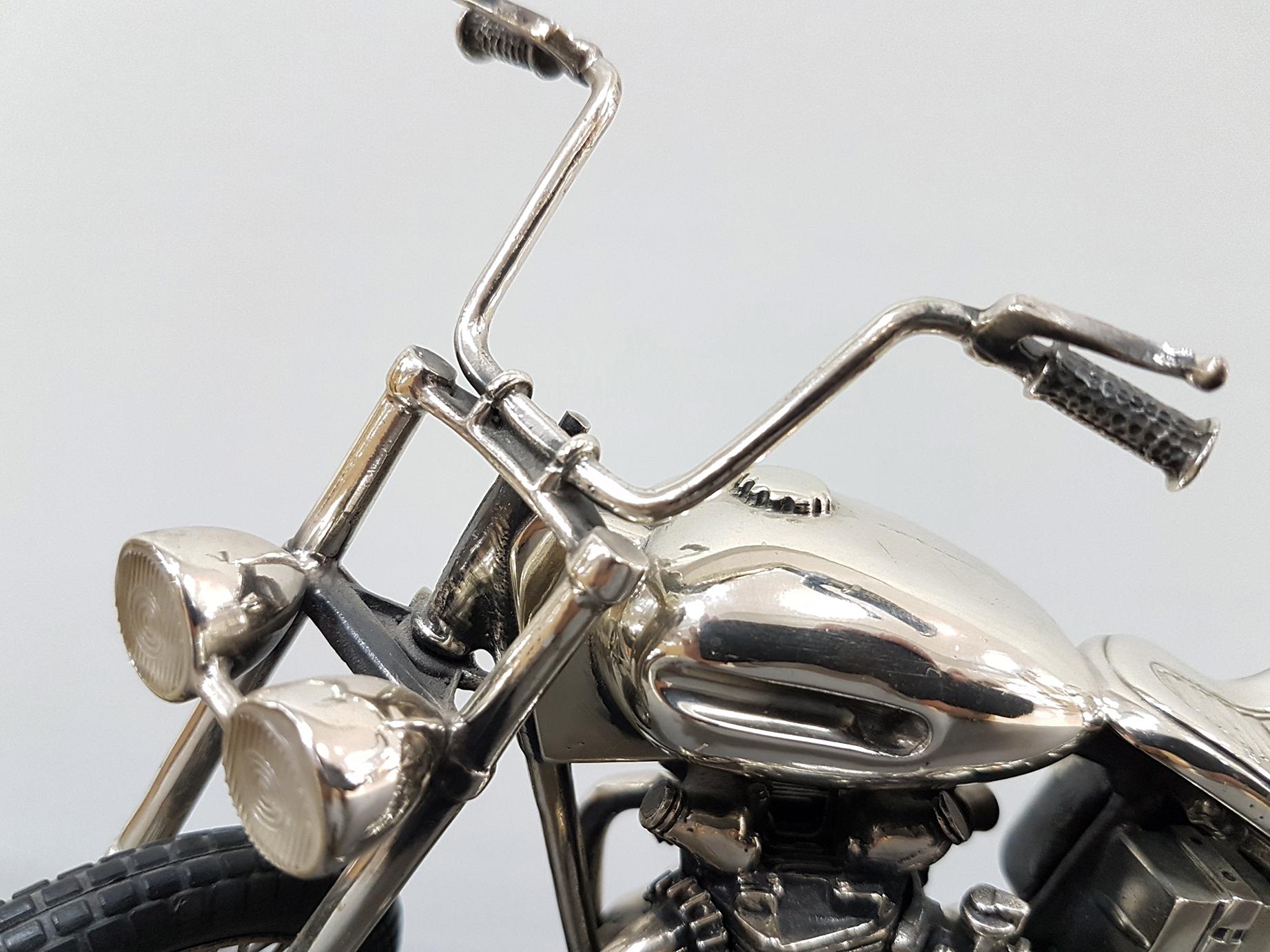 20. Jahrhundert Italienisch Sterling Silber Miniatur Triumph Motorrad Gummireifen (Sonstiges) im Angebot