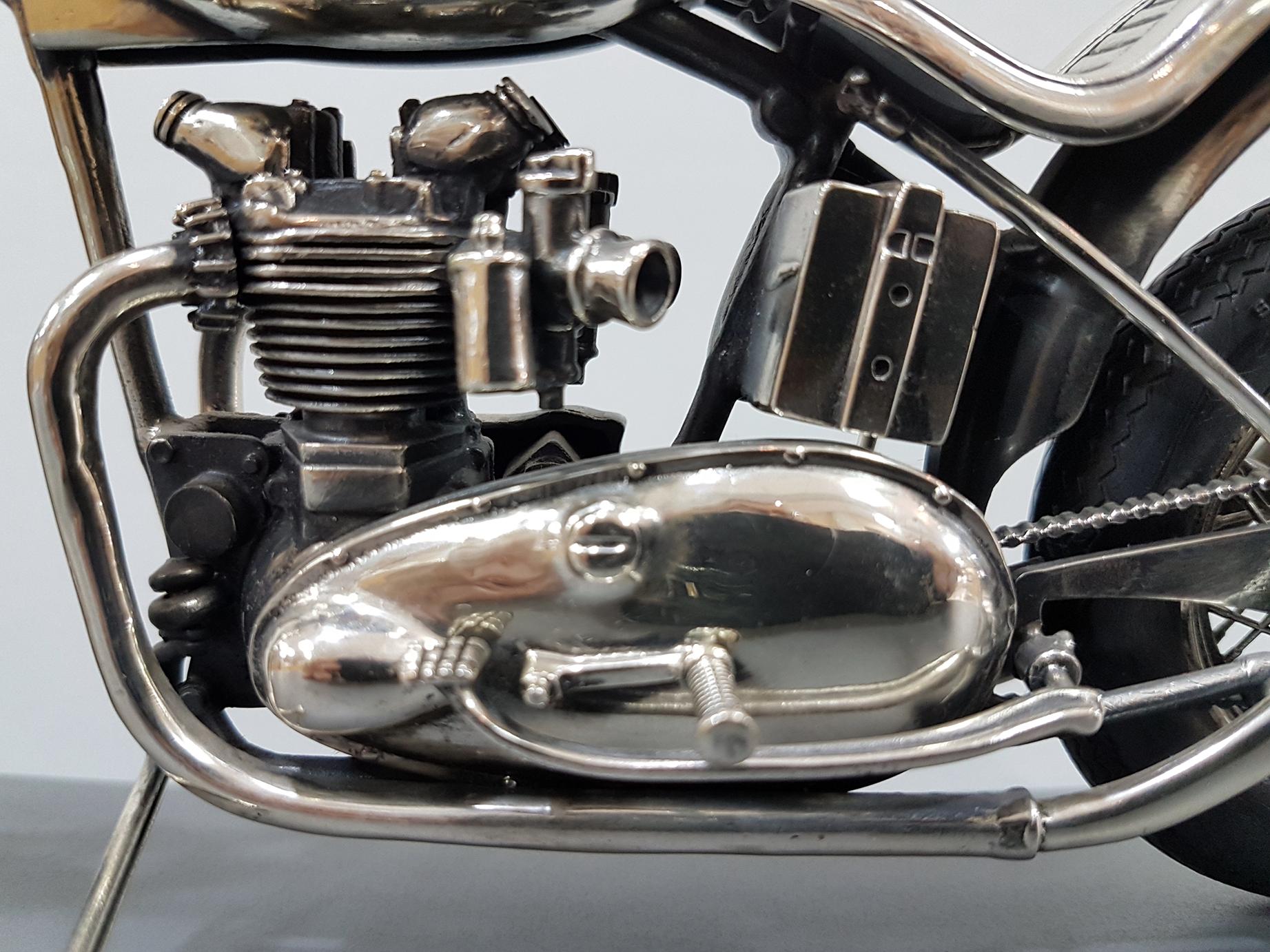 20. Jahrhundert Italienisch Sterling Silber Miniatur Triumph Motorrad Gummireifen im Zustand „Hervorragend“ im Angebot in VALENZA, IT