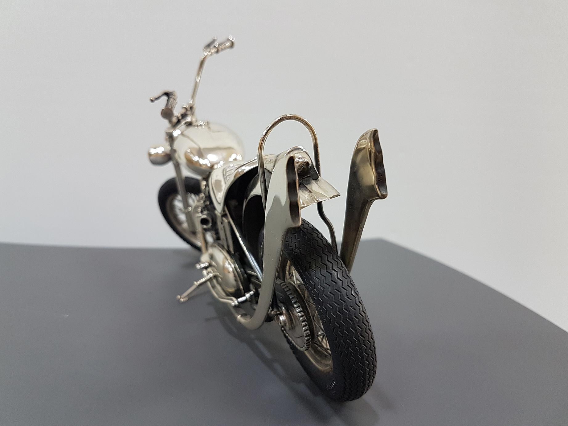 20. Jahrhundert Italienisch Sterling Silber Miniatur Triumph Motorrad Gummireifen im Angebot 4