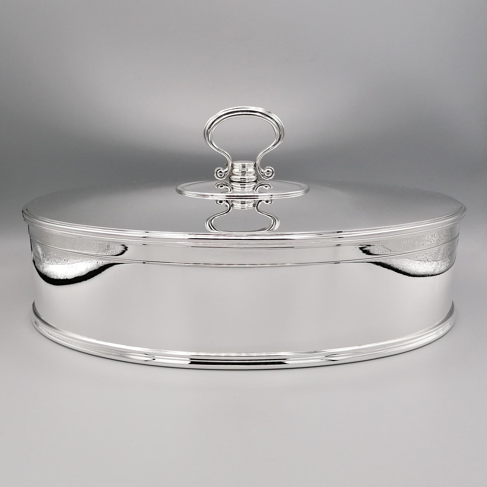 Impressive oval-shaped sterling silver box.
The shape is simple and smooth adaptable to all furnishings.
At the center of the lid there is a swinging handle also in solid silver to allow it to be opened.
In the lower and upper part of the body of