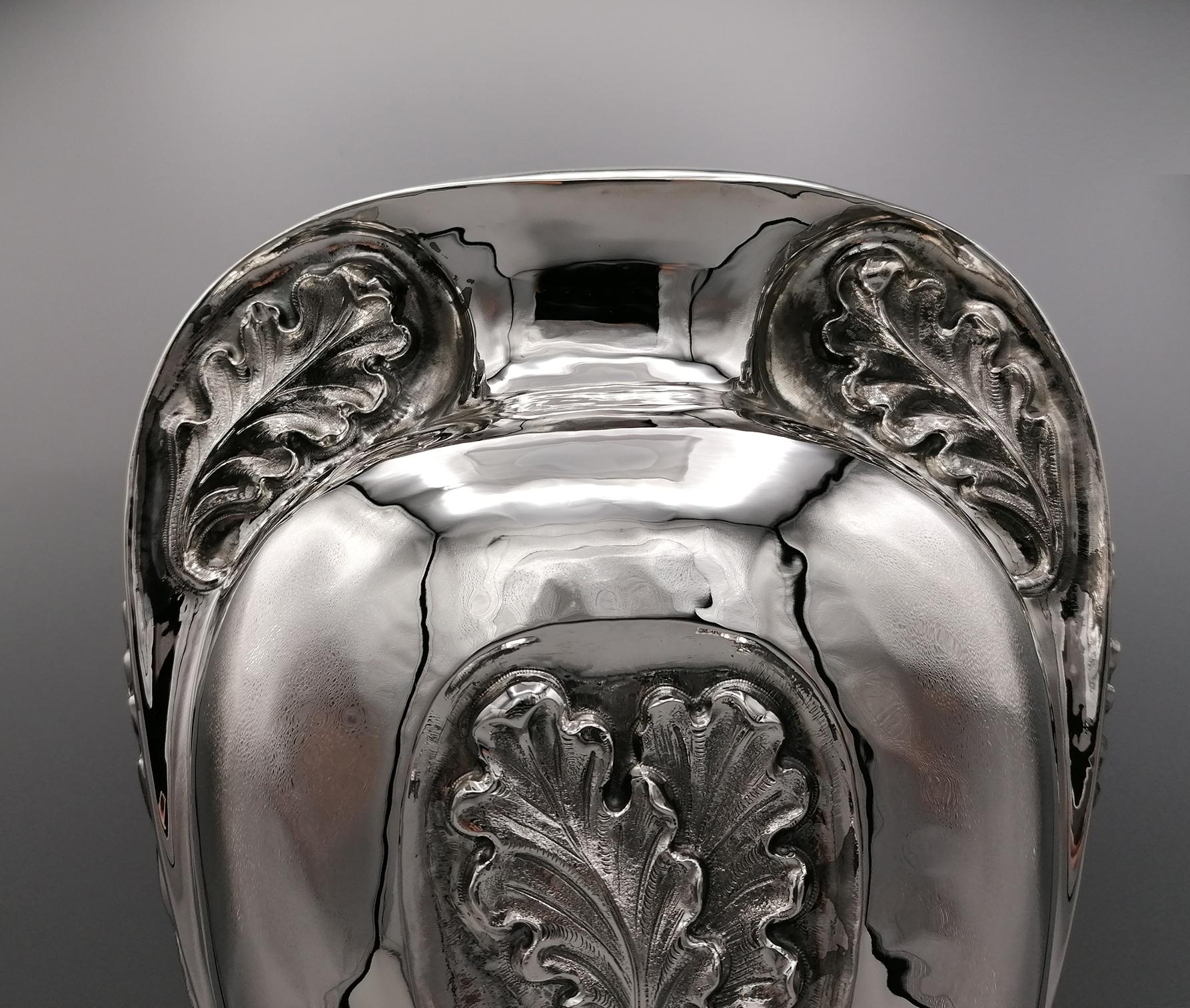 Argent sterling Vase ovale italien du 20ème siècle en argent sterling et feuilles de chêne en vente