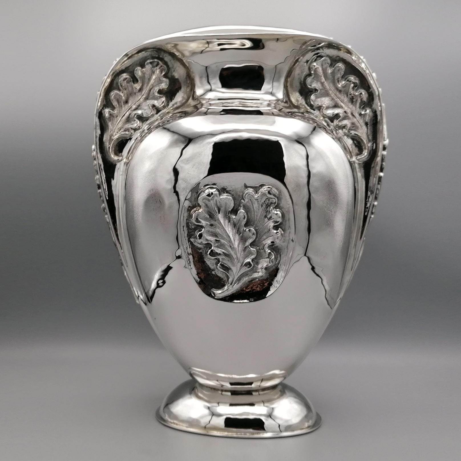 Vase in 925 Sterling silver called Vaso Quercia - Oak Vase, completely handmade by stuffing the raw silver sheet.
A very long and careful craftsmanship made by a master silversmith, has allowed this masterpiece of modern silverware to take