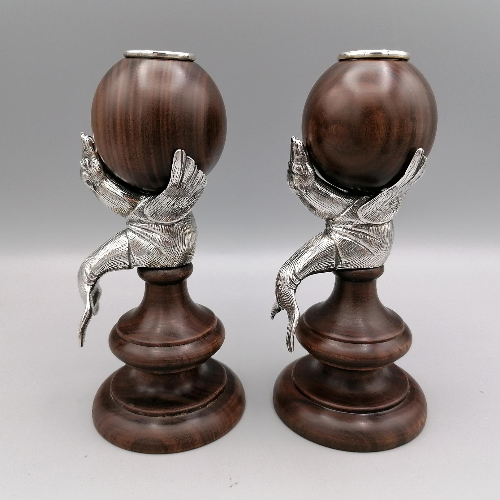 Pair of sterling silver and sierra wood candlesticks.
The candlestick depicts a silver seal that supports a wooden sphere where the holder is placed, also in 925 silver:
The base of the candlestick is also made of wood.
The seal was made with the