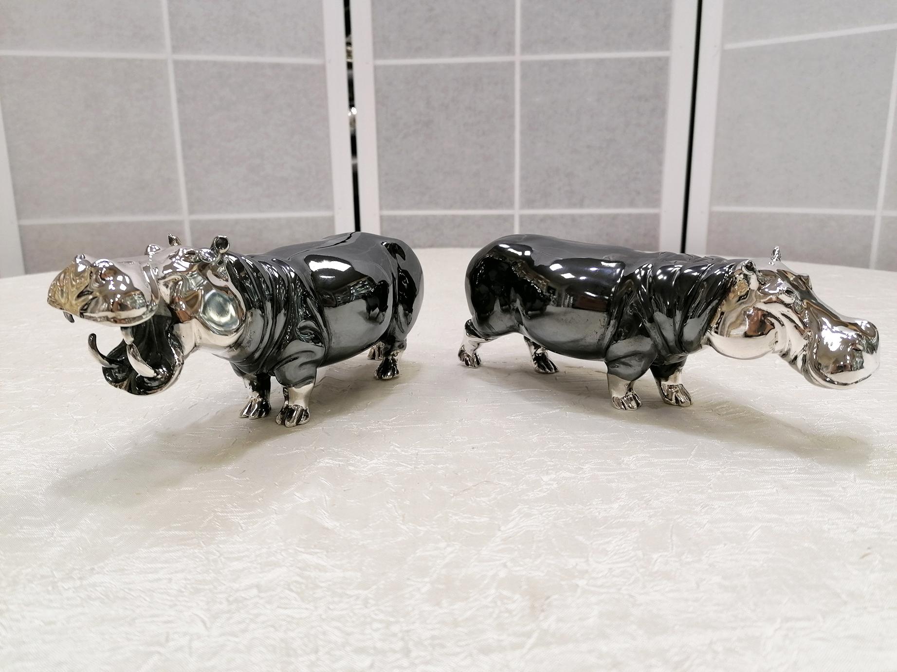 Pair of sterling silver hippos made in casting.The head and the lower part of the legs have a polished finish while the body has been burnished.
The fusion is almost perfect with very few impurities given precisely by this type of processing.