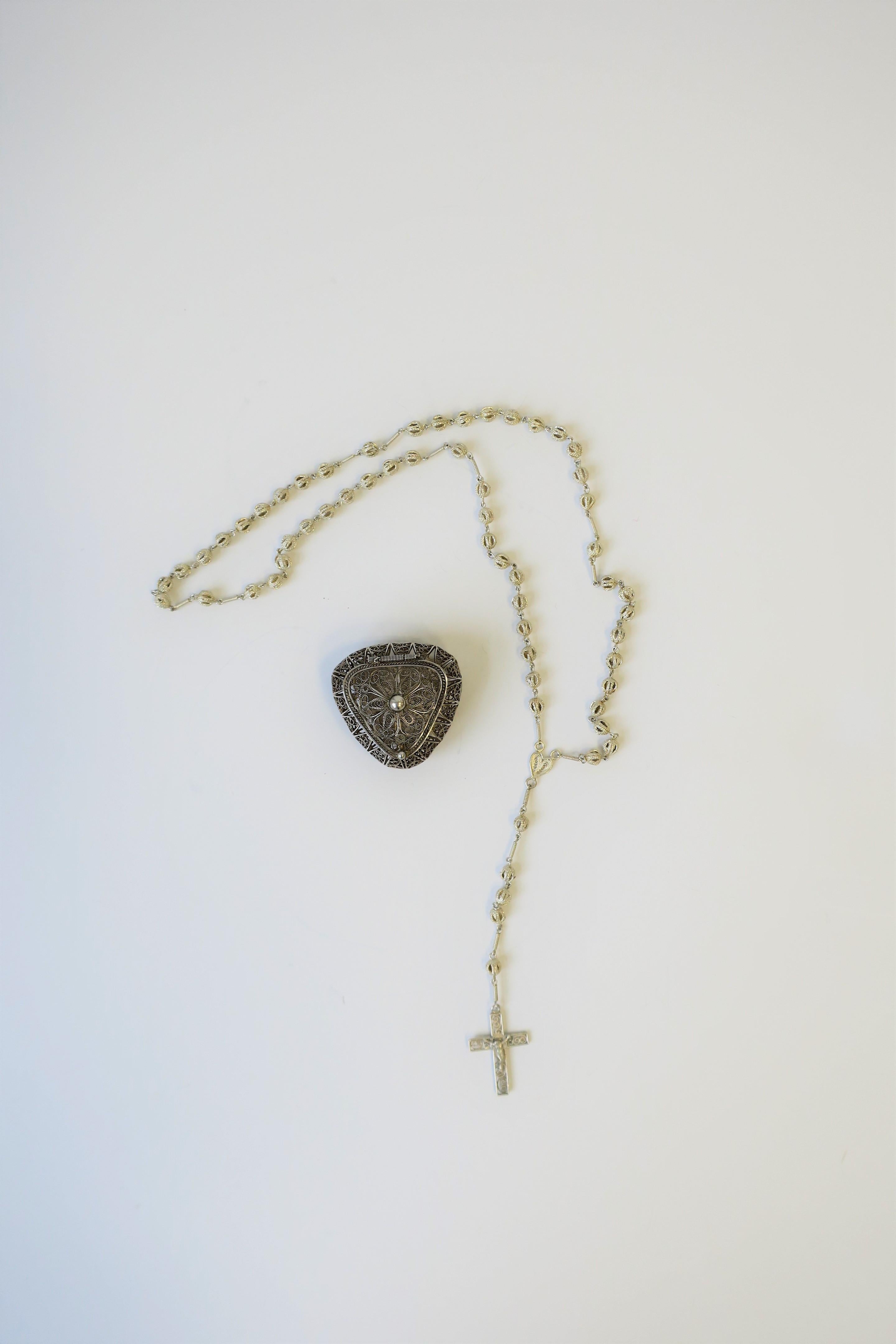 20th Century Italian Sterling Silver Rosary Beads in Heart Shaped Box 5