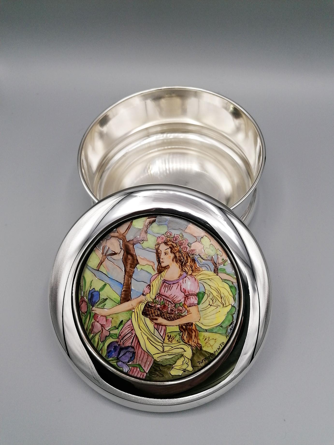 20th Century Italian Sterling Silver Round Box with Painted Porcelain In Excellent Condition For Sale In VALENZA, IT