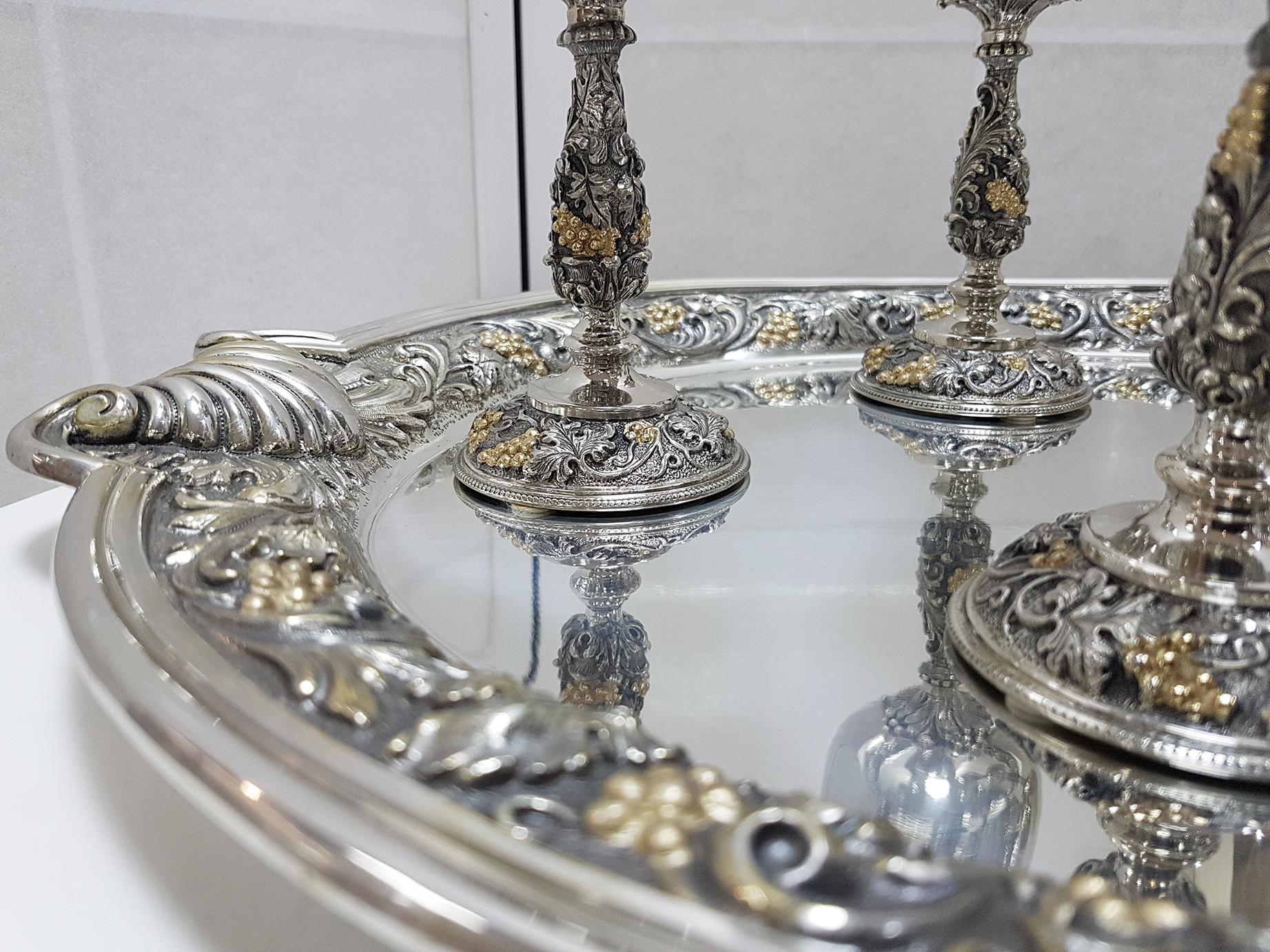 Gorgeous 6 beakers plus tray, completely handmade. 

Beakers are in sterling 925°°/°°°
The cup is smooth and the stem is cast and finished by chisel. The two-tone, silver and gold bring out the work decorated with grape leaves and bunches

The tray