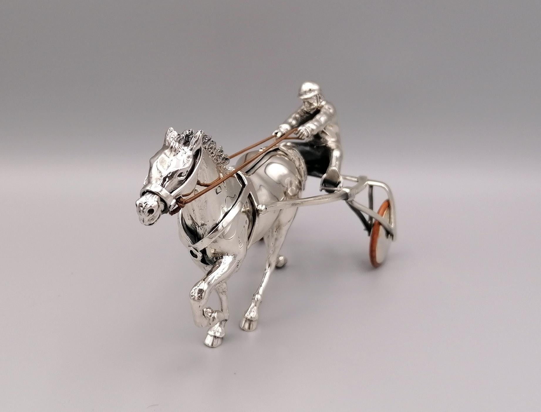 Sulky de plata maciza fabricado en Italia con caballo y conductor.
El sulky, el caballo y el conductor están hechos con el método de fundición y acabados con cincel.
Las bridas son de cuero, mientras que la parte exterior de las ruedas es de