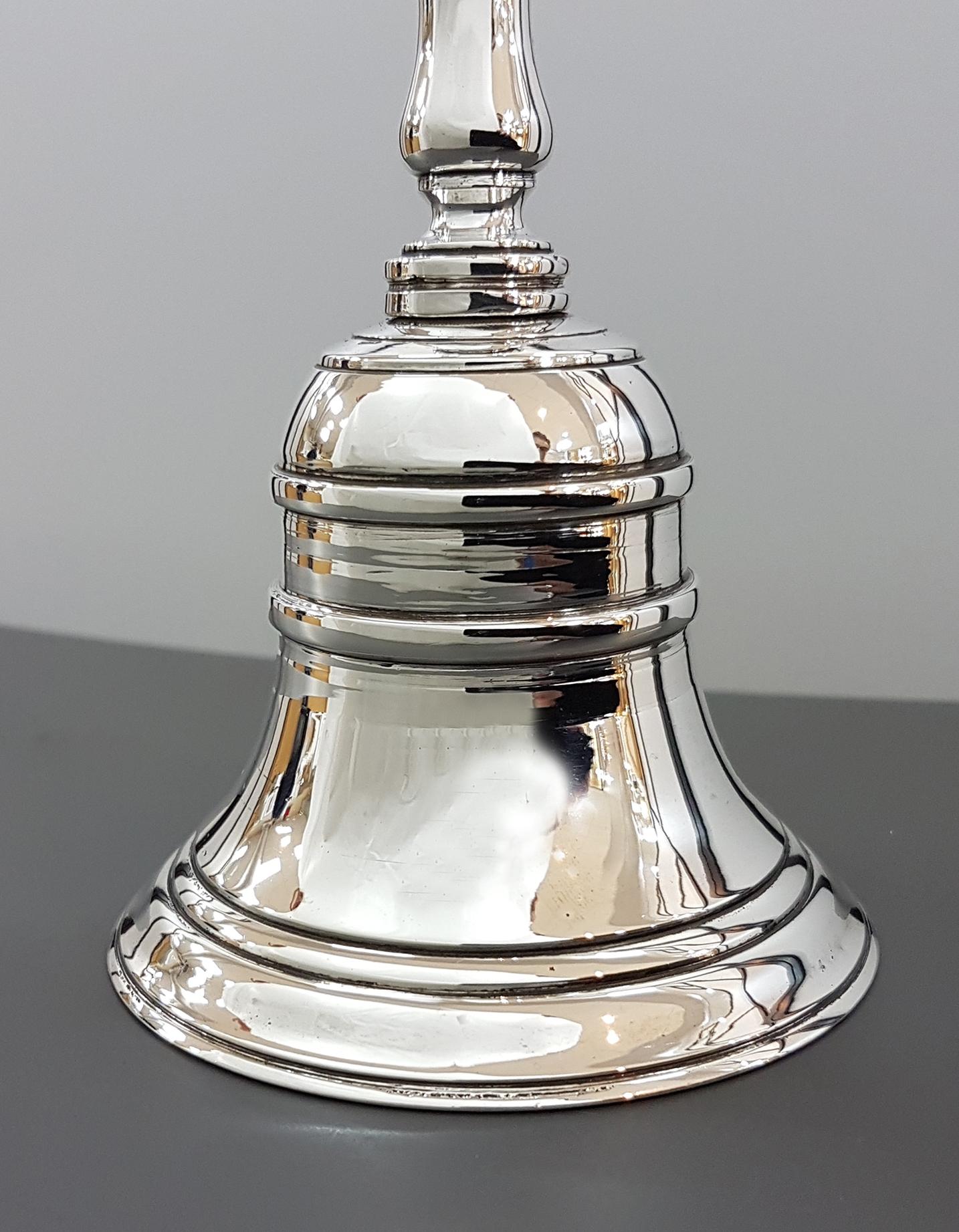 Table bell in sterling silver.
Made of cast and smooth finish with double lines
Shaped handle
466 grams.
