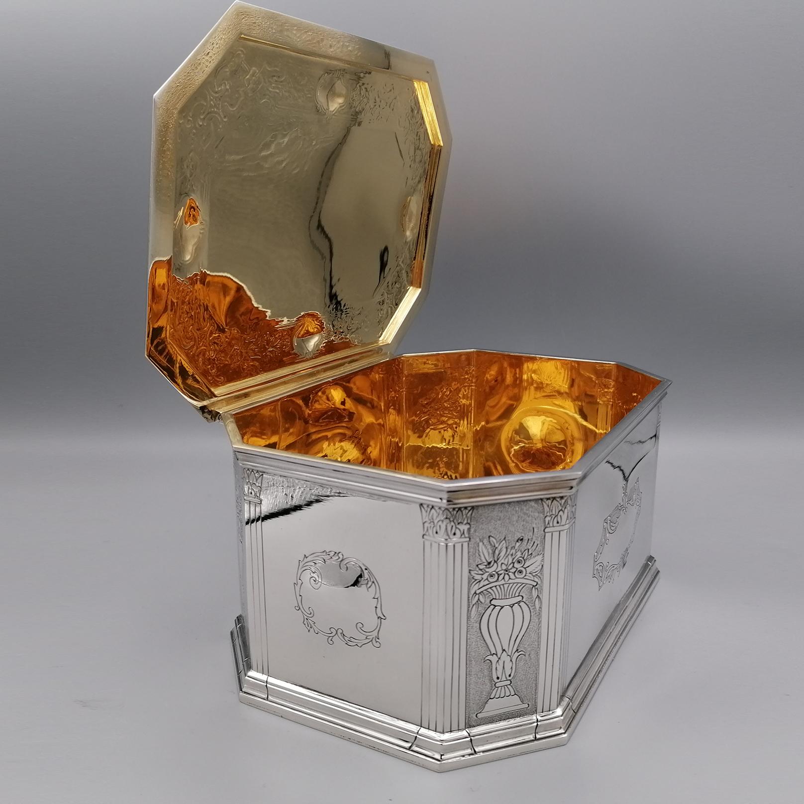 Rechteckige/achteckige Tischdose aus 925er Silber.
Die Schachtel wurde Ende des letzten Jahrhunderts in Florenz vollständig von Hand gefertigt.
Es ist mit floralen und abstrakten Motiven graviert und wurde mit der Rändeltechnik veredelt, die die