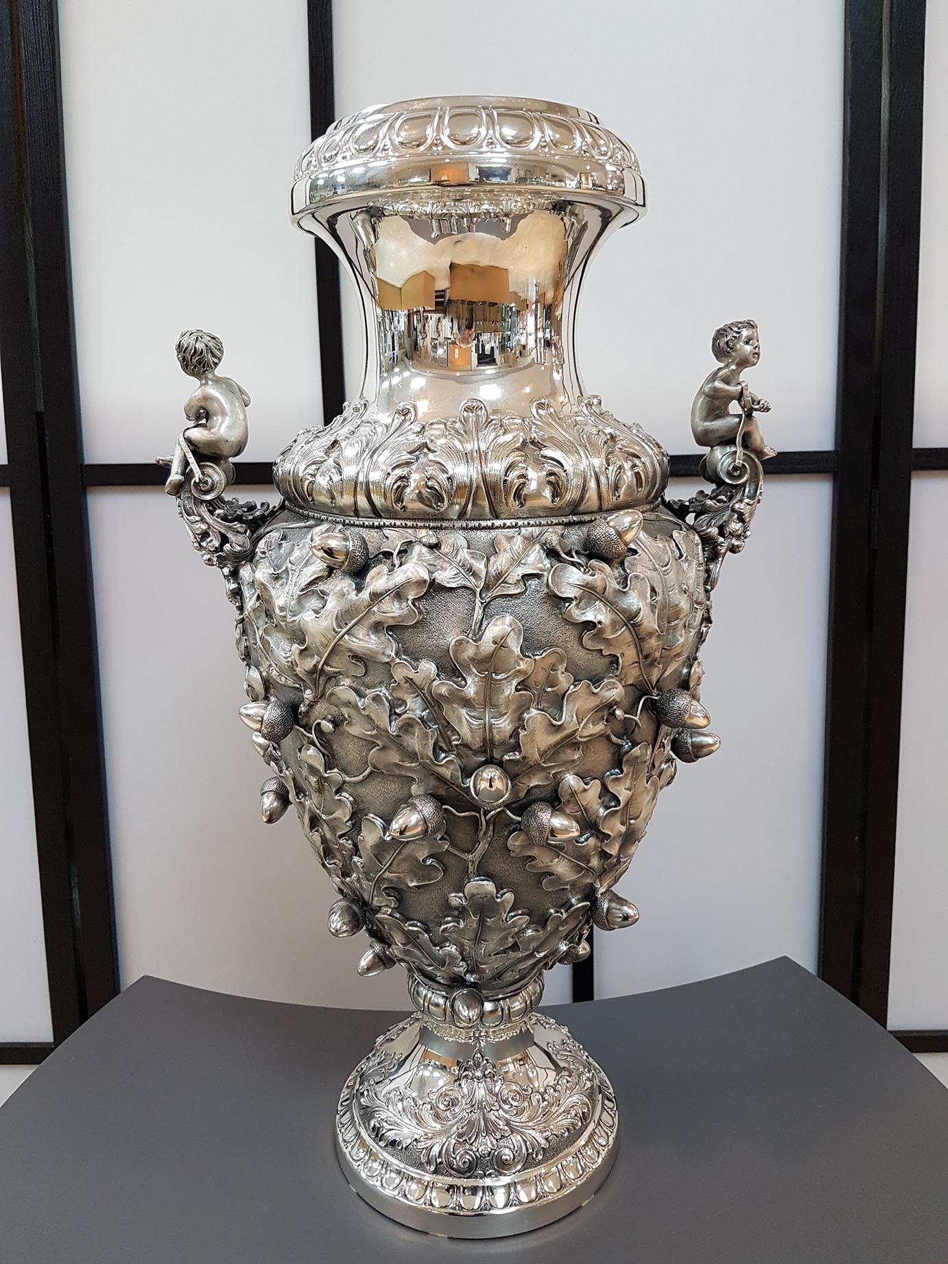 Table italienne du 20ème siècle avec vase en argent et plat assorti en vente 3