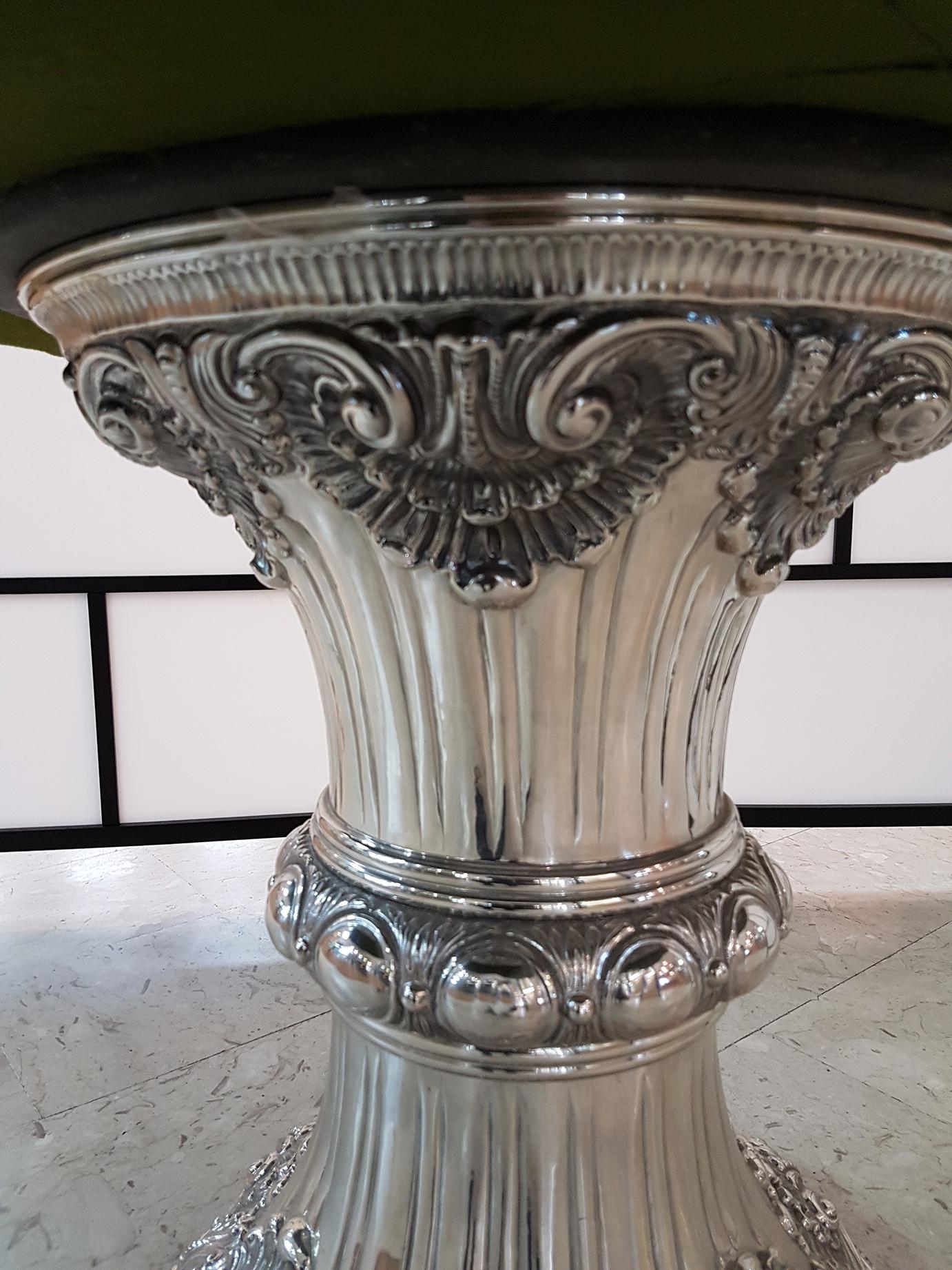 Mesa italiana del siglo XX de plata de ley con jarrón de plata y plato a juego Italiano en venta