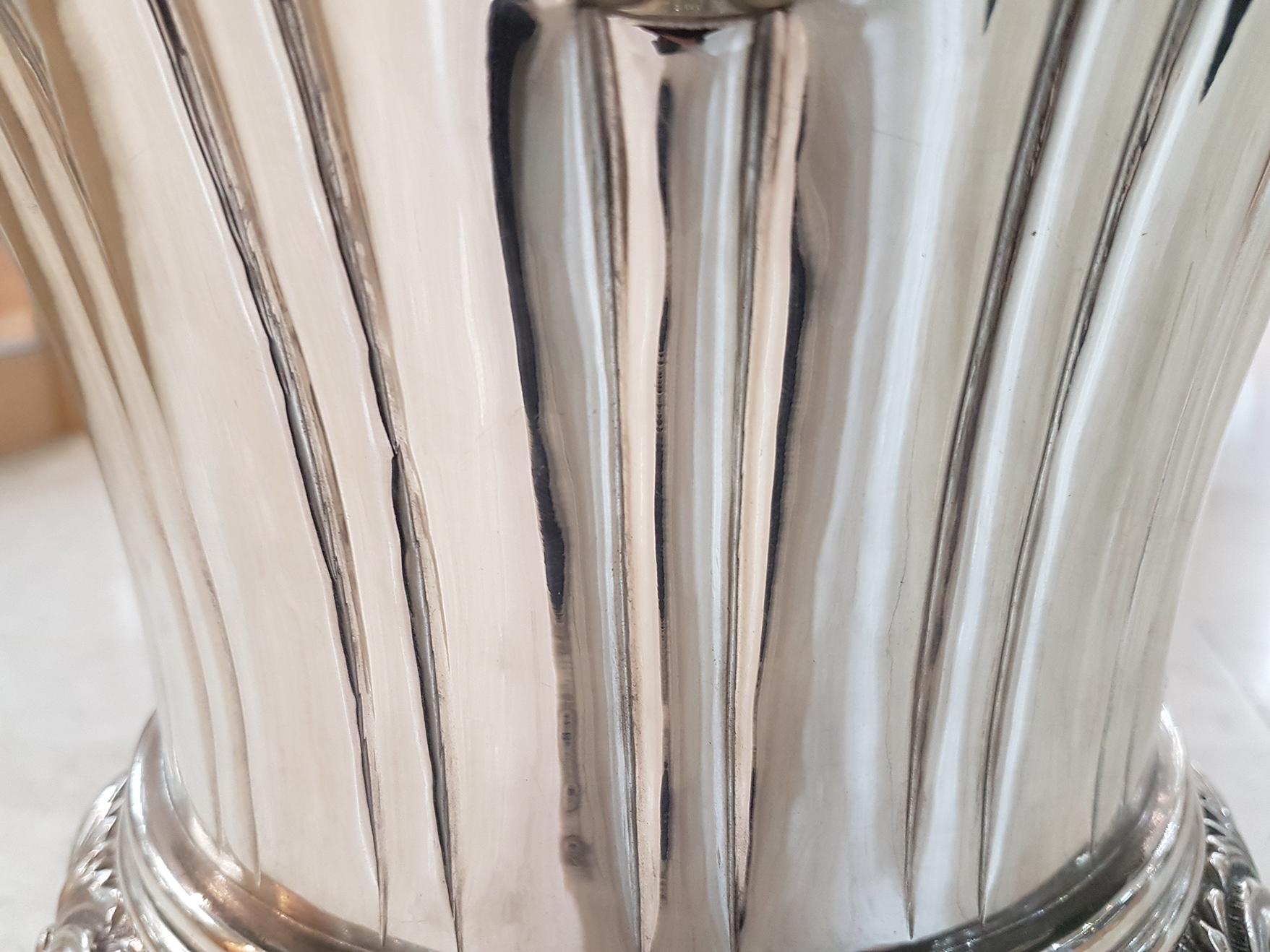 Mesa italiana del siglo XX de plata de ley con jarrón de plata y plato a juego en Excelente estado para la venta en VALENZA, IT