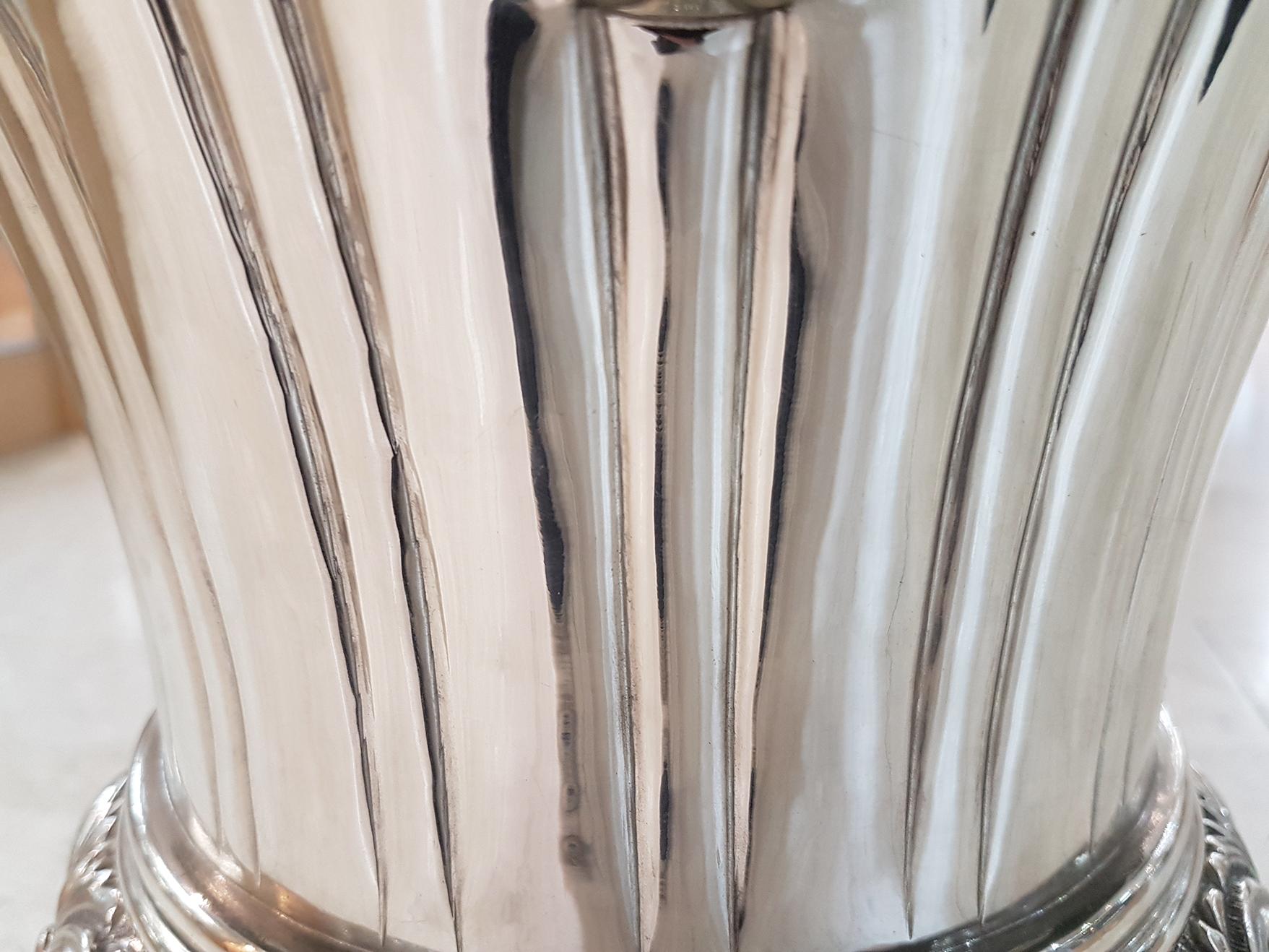 Fin du 20e siècle Table italienne du 20ème siècle avec vase en argent et plat assorti en vente