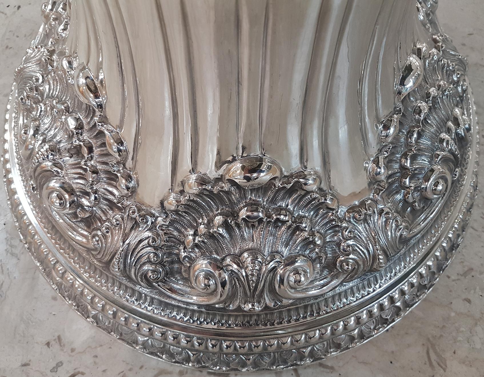 Argent Table italienne du 20ème siècle avec vase en argent et plat assorti en vente