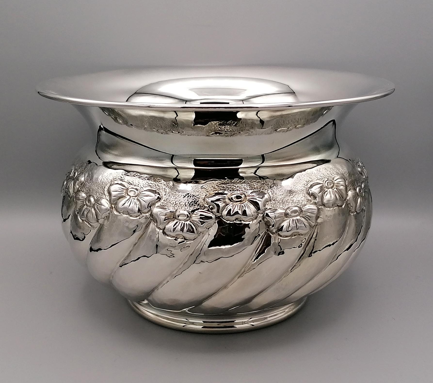 Sterling silver cachepot ceased and embossed by hand with flowers.
The lightly hammered body has a tochon shape.
Measure: 1,425 grams.