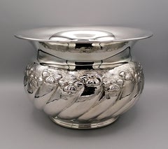 20. Jahrhundert Italienischer Sterling Silber Übertopf mit geprägten Blumen