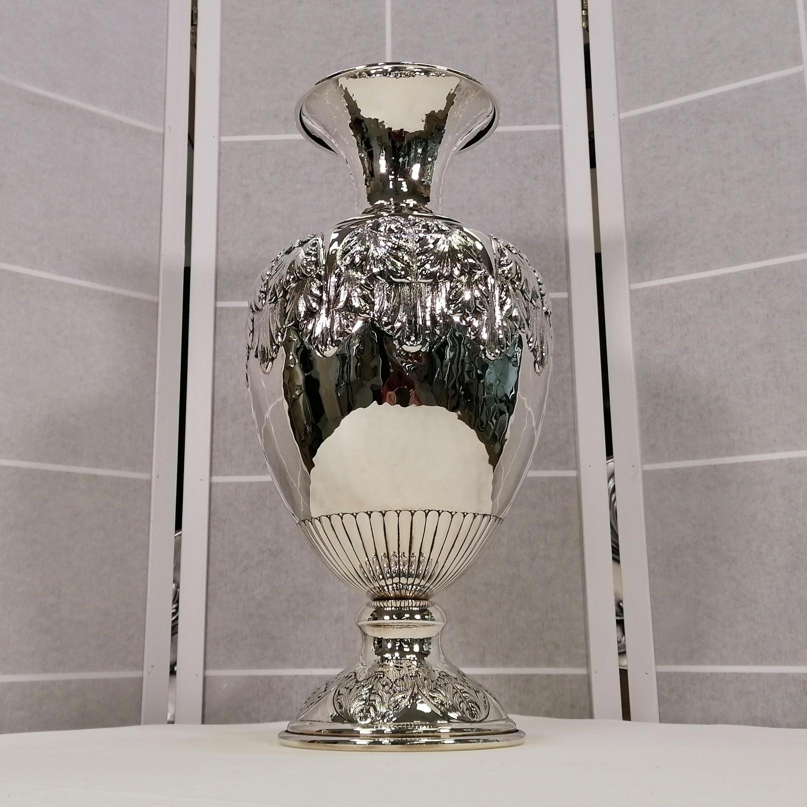 vase italien du 20e siècle en argent 925.
Vase de forme classique réalisé en 3 parties par capitonnage d'une plaque d'argent sterling puis assemblage.
Un motif de feuille d'acanthe gaufré à la main a été réalisé sur le corps du vase et sur la