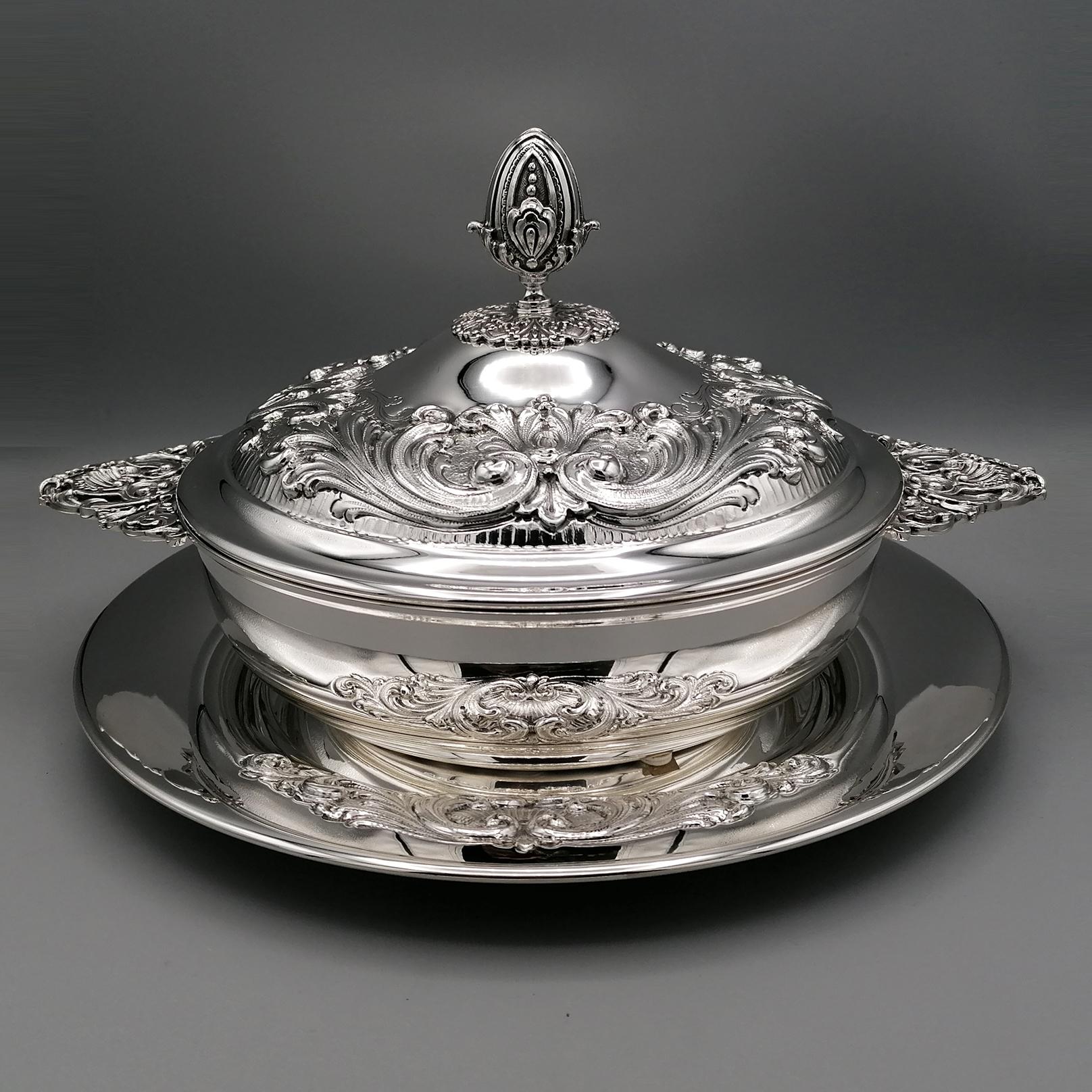 Tureen in sterling silver in Baroque style.
The dish measures 31cm in diameter and was left smooth with the brim raised.
On the plate, scrolls and shells typical of the Italian Baroque style have been embossed and chiseled by hand in a symmetrical