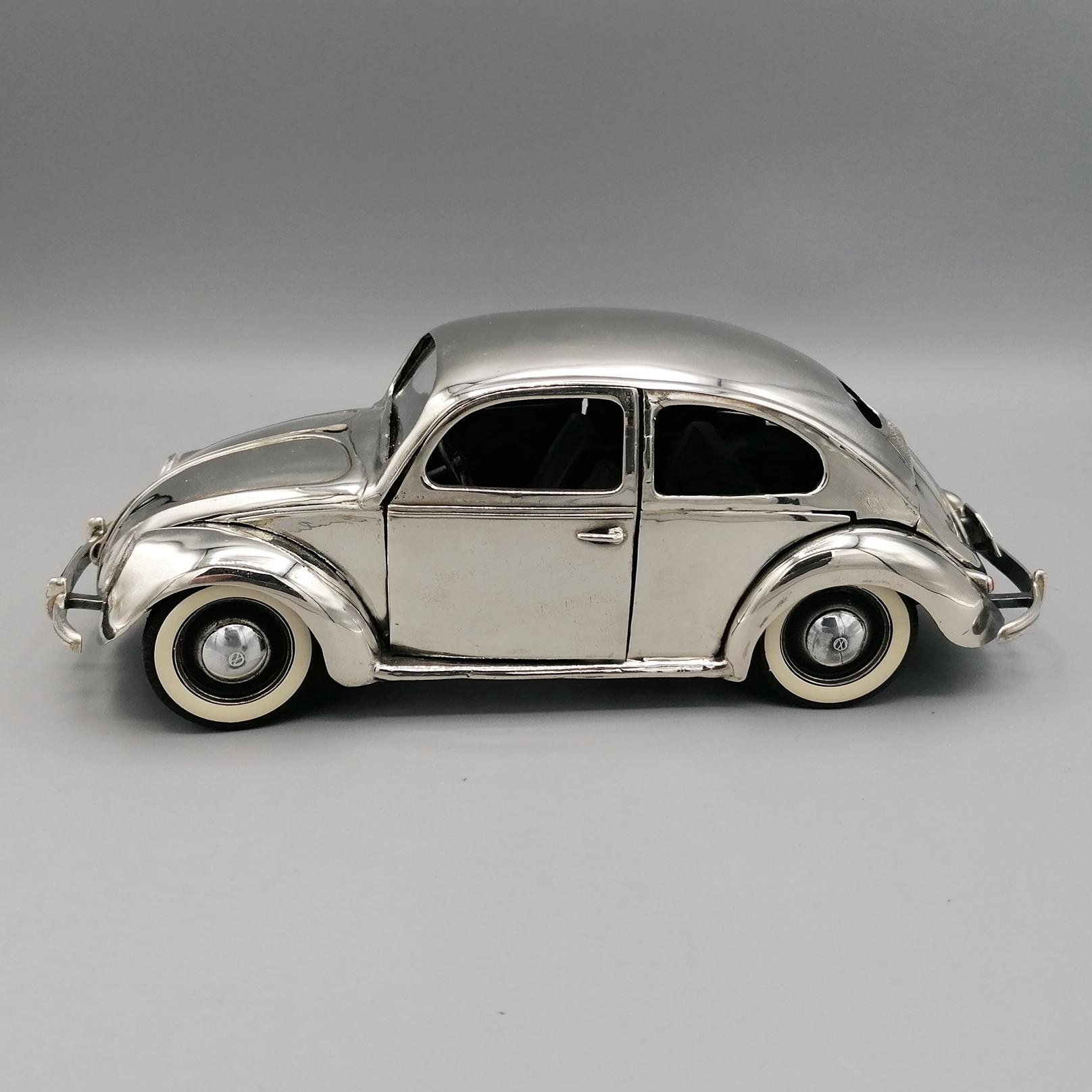 20. Jahrhundert Italienisches Sterlingsilber Volkswagen Käfer Typ 1 Modellauto 1945 circa.
Volkswagen Käfer Modellauto in Sterlingsilber.
Die Karosserie des Käfers wird gegossen und von Hand gefeilt und poliert, damit die Oberfläche glänzt.
Die